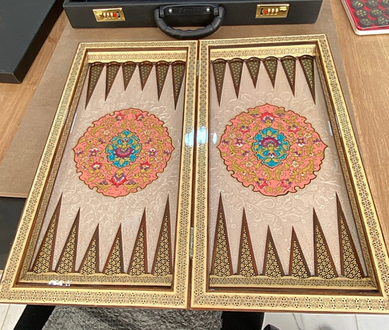 طاولي + شطرنج  زخرفة سوداء راقية صناعة يدوية - جنطة جلد فاخرة السعر بدون احجار شطرنج ٥٥٠ الف ومع احجار شطرنج ٦٥٠ الف