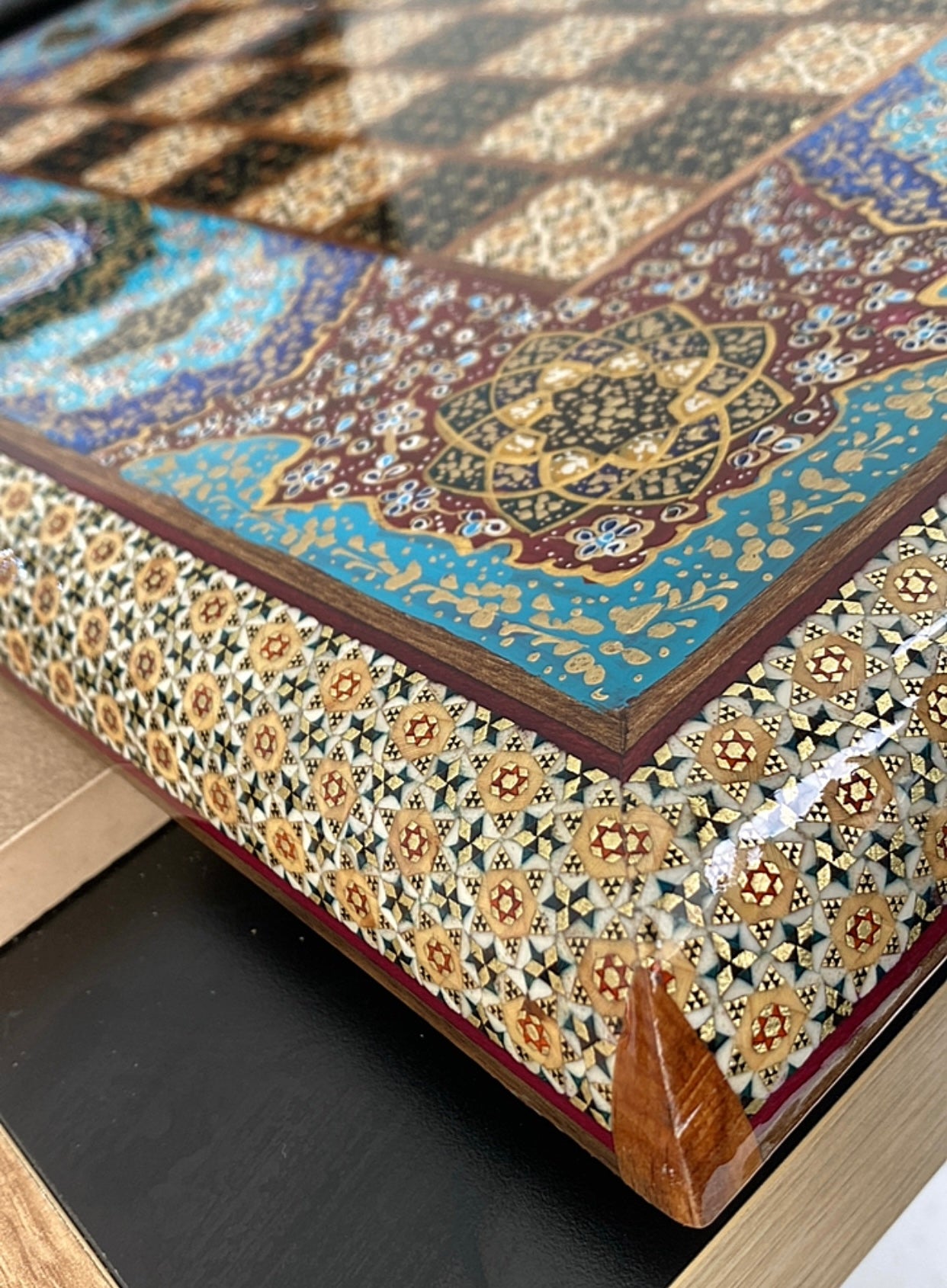 طاولي + شطرنج  زخرفة سوداء راقية صناعة يدوية - جنطة جلد فاخرة السعر بدون احجار شطرنج ٥٥٠ الف ومع احجار شطرنج ٦٥٠ الف