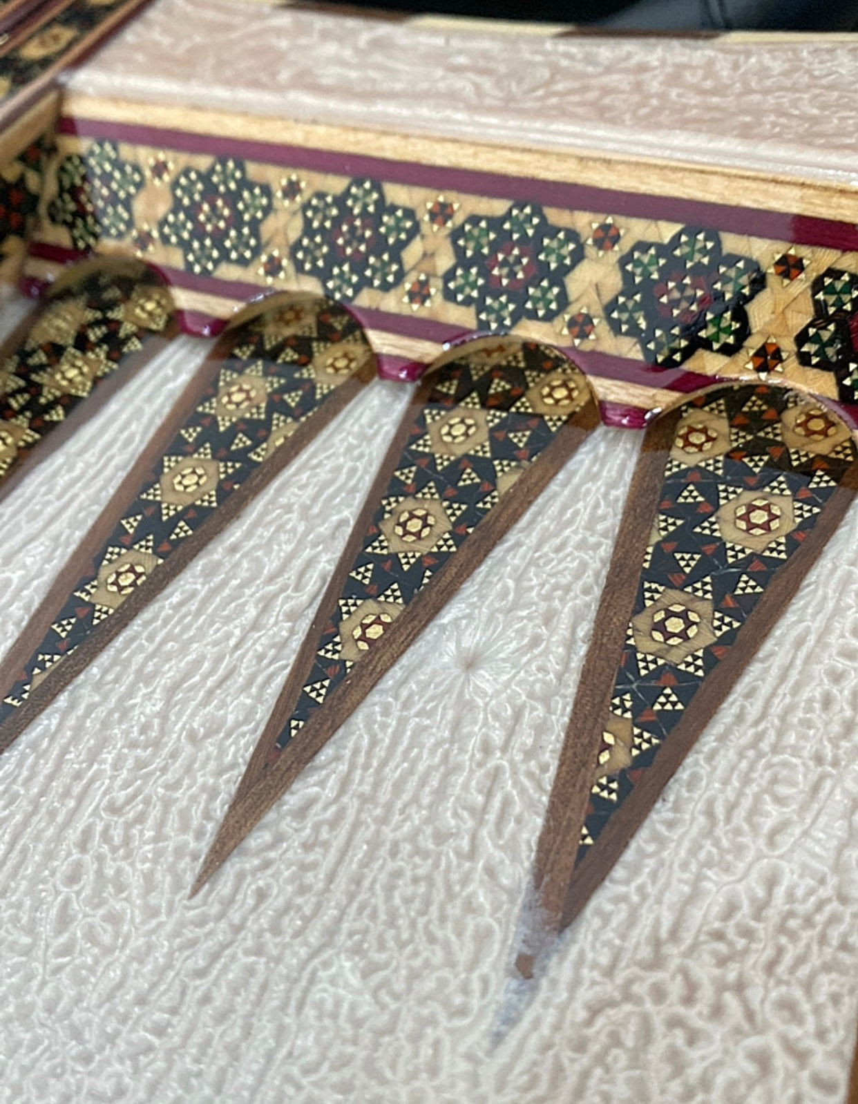 طاولي + شطرنج  زخرفة سوداء راقية صناعة يدوية - جنطة جلد فاخرة السعر بدون احجار شطرنج ٥٥٠ الف ومع احجار شطرنج ٦٥٠ الف