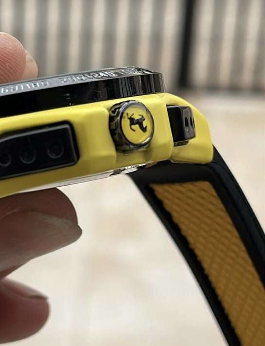 ساعة فيراري الاصدار الاصفر المحدود