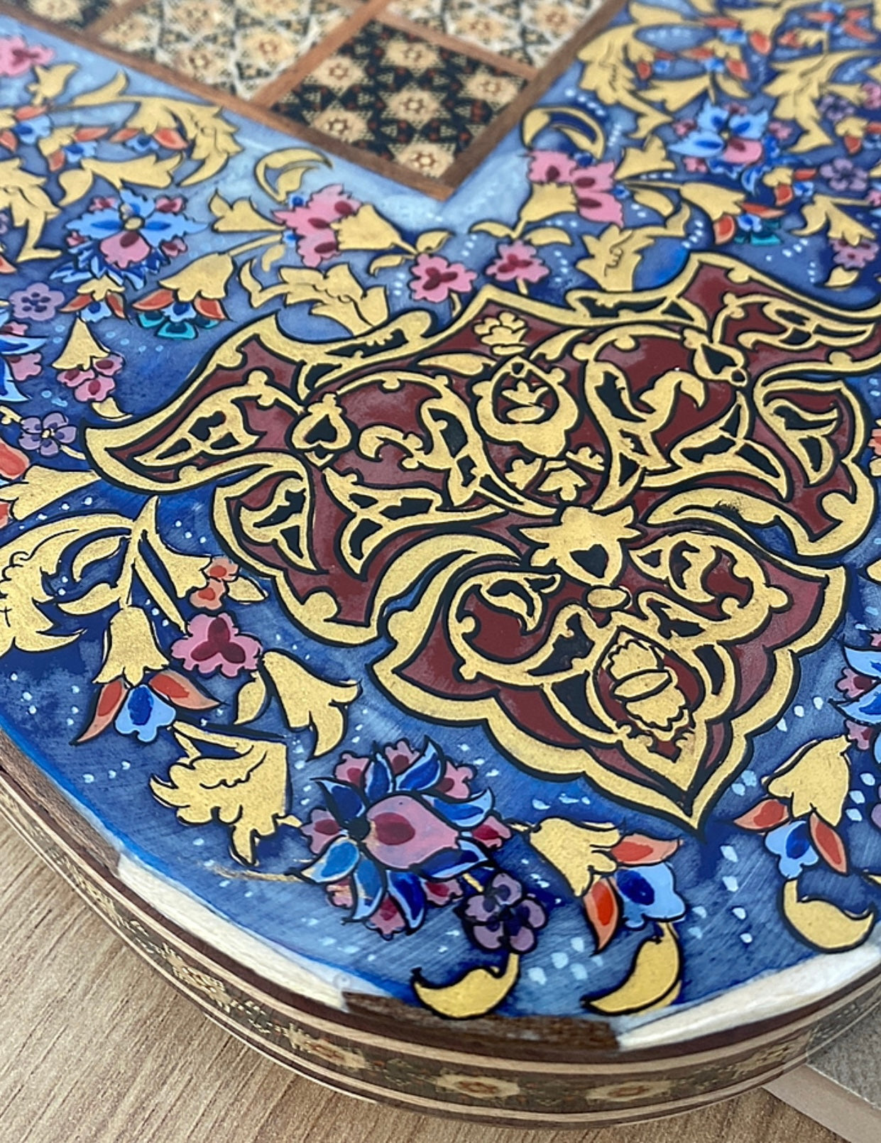 طاولي + شطرنج  زخرفة سوداء راقية صناعة يدوية - جنطة جلد فاخرة السعر بدون احجار شطرنج ٥٥٠ الف ومع احجار شطرنج ٦٥٠ الف