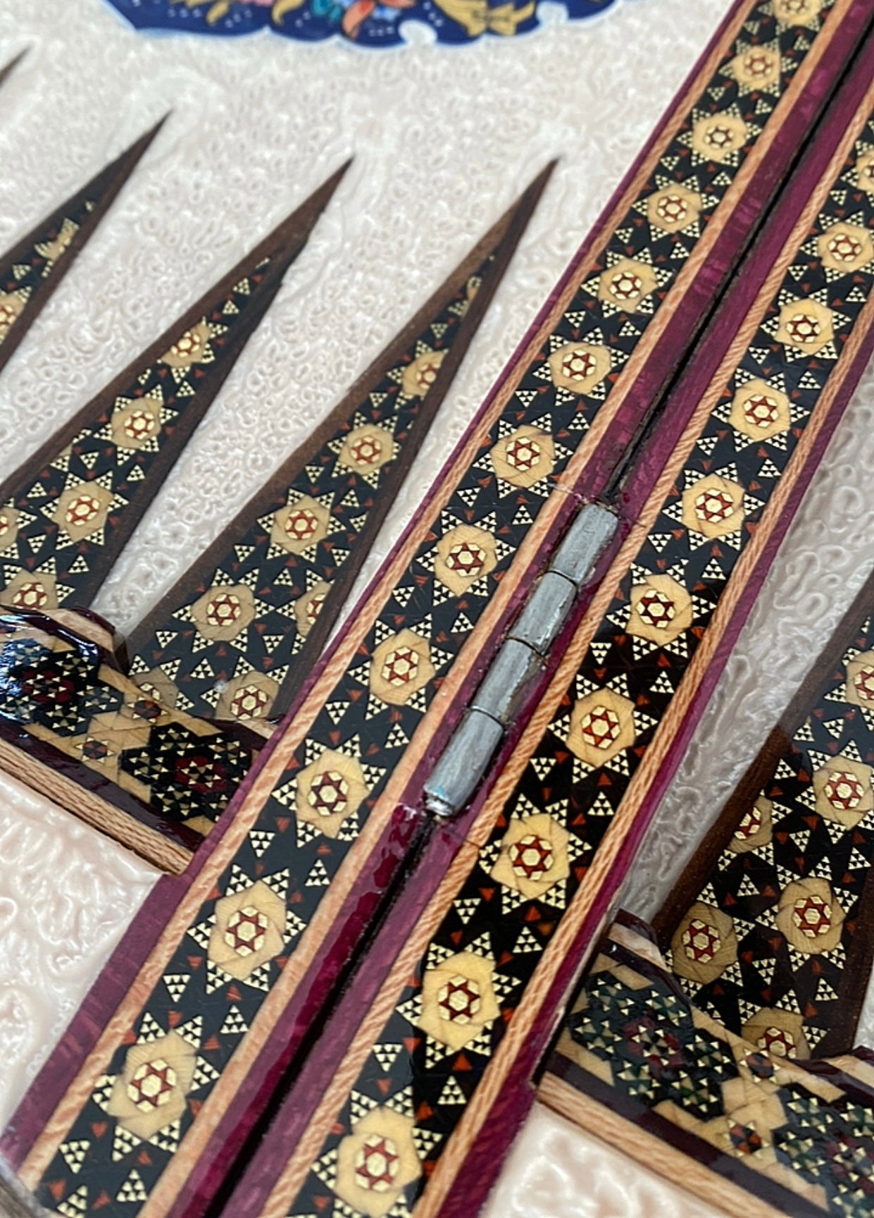 طاولي + شطرنج  زخرفة سوداء راقية صناعة يدوية - جنطة جلد فاخرة السعر بدون احجار شطرنج ٥٥٠ الف ومع احجار شطرنج ٦٥٠ الف