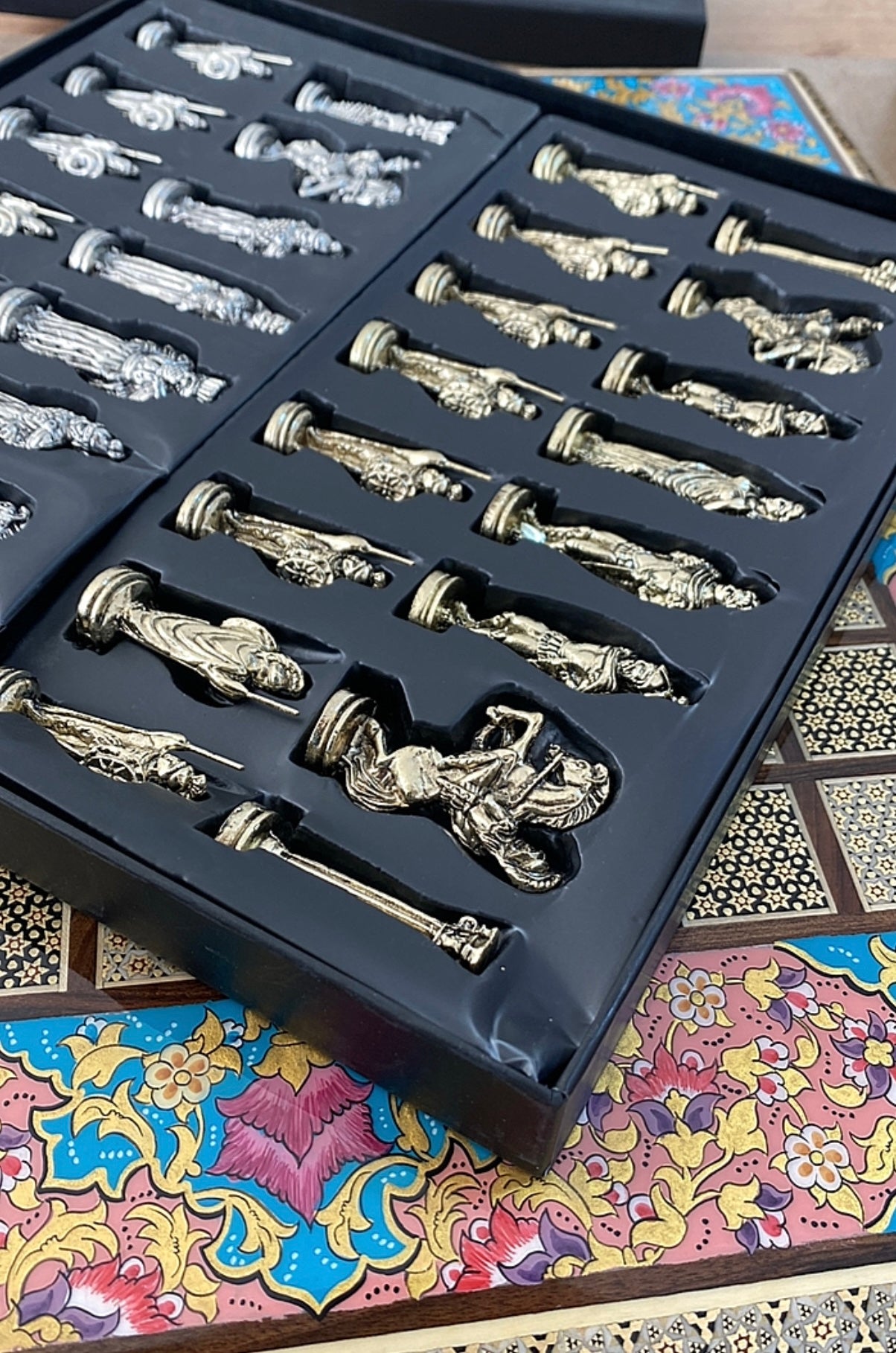 طاولي + شطرنج  زخرفة سوداء راقية صناعة يدوية - جنطة جلد فاخرة السعر بدون احجار شطرنج ٥٥٠ الف ومع احجار شطرنج ٦٥٠ الف