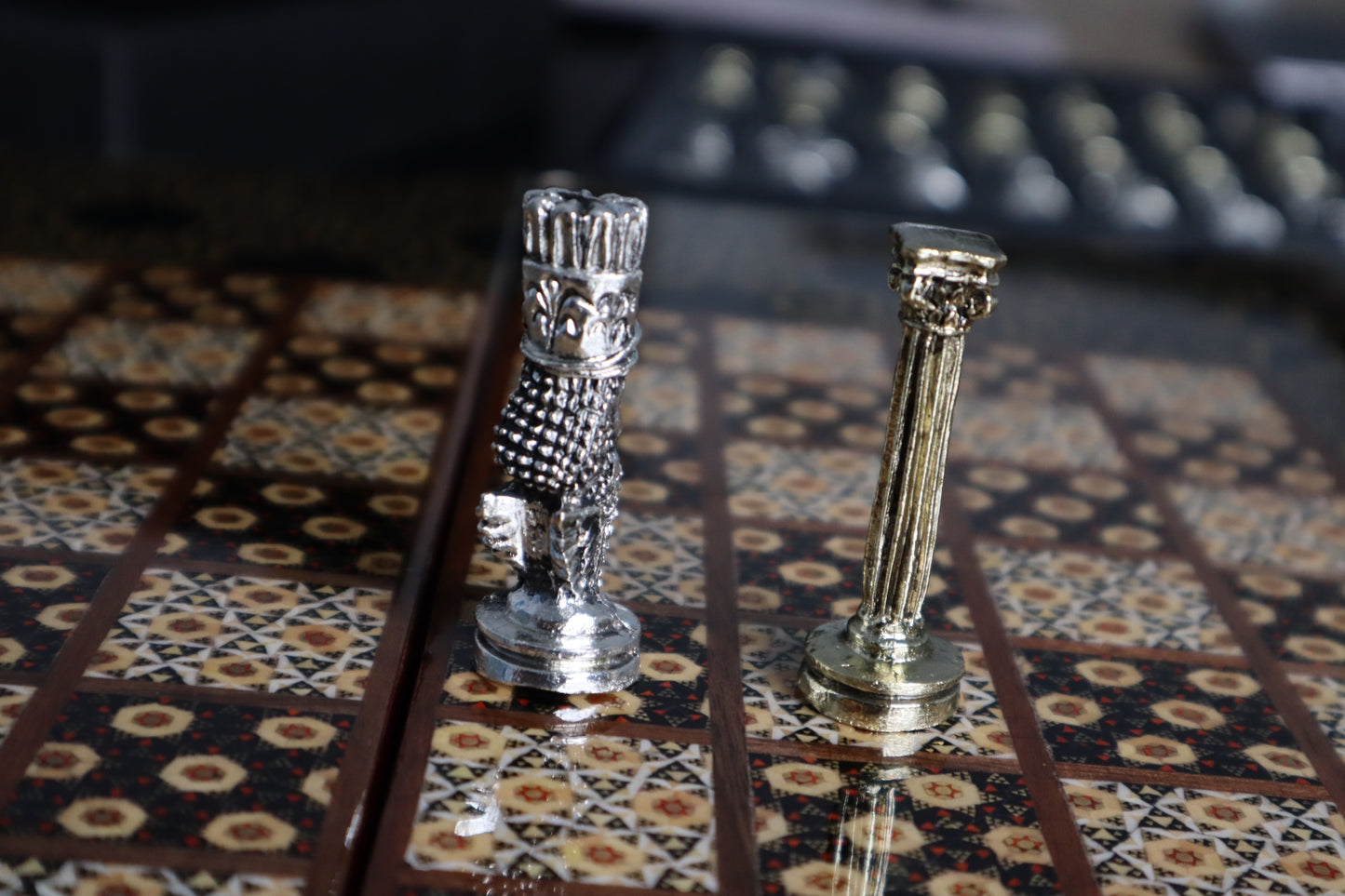 طاولي + شطرنج  زخرفة سوداء راقية صناعة يدوية - جنطة جلد فاخرة السعر بدون احجار شطرنج ٥٥٠ الف ومع احجار شطرنج ٦٥٠ الف