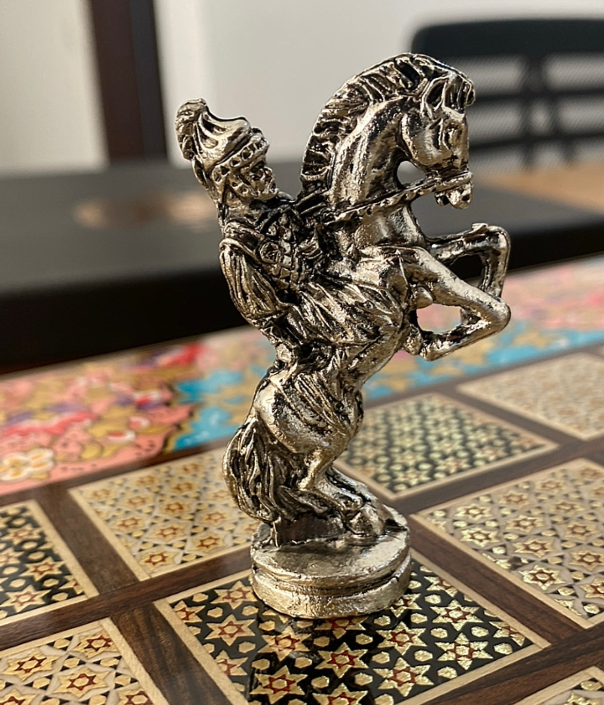 طاولي + شطرنج  زخرفة سوداء راقية صناعة يدوية - جنطة جلد فاخرة السعر بدون احجار شطرنج ٥٥٠ الف ومع احجار شطرنج ٦٥٠ الف