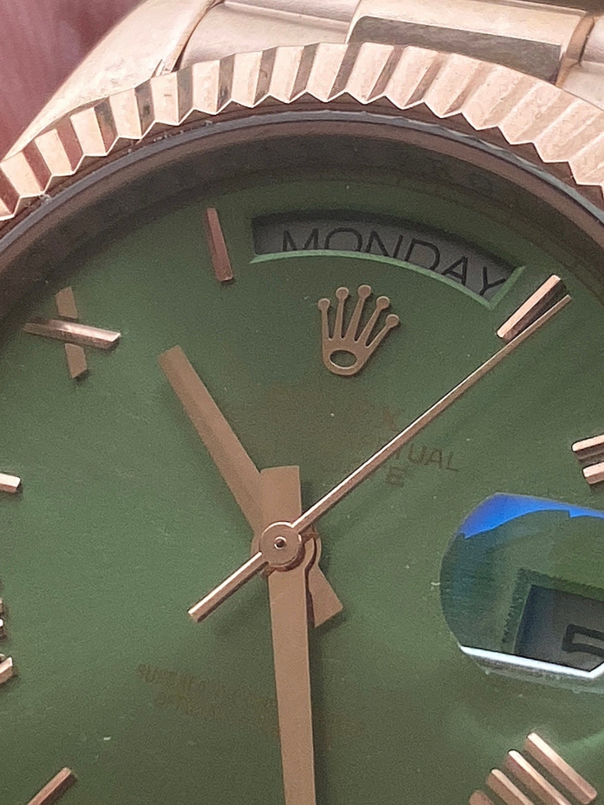 40 mm رولكس داي ديت روز جولد مينا اوليڤ اومبريه - ماكينة سويسري متبقي ٣ قطع