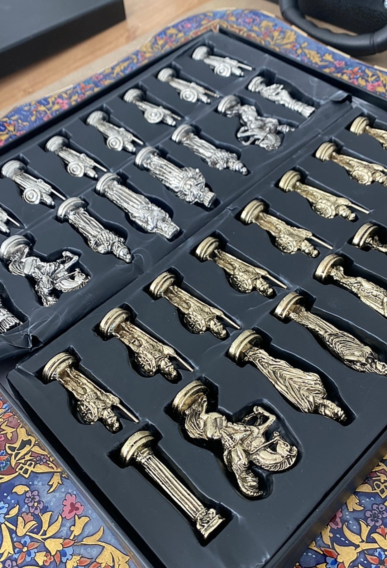 طاولي + شطرنج  زخرفة سوداء راقية صناعة يدوية - جنطة جلد فاخرة السعر بدون احجار شطرنج ٥٥٠ الف ومع احجار شطرنج ٦٥٠ الف