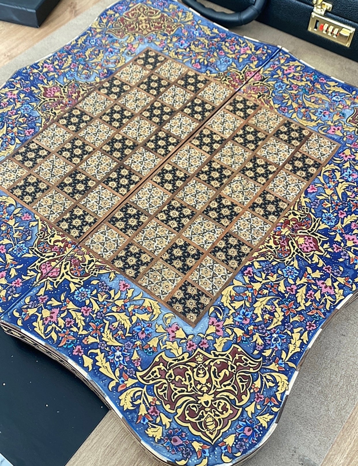 طاولي + شطرنج  زخرفة سوداء راقية صناعة يدوية - جنطة جلد فاخرة السعر بدون احجار شطرنج ٥٥٠ الف ومع احجار شطرنج ٦٥٠ الف