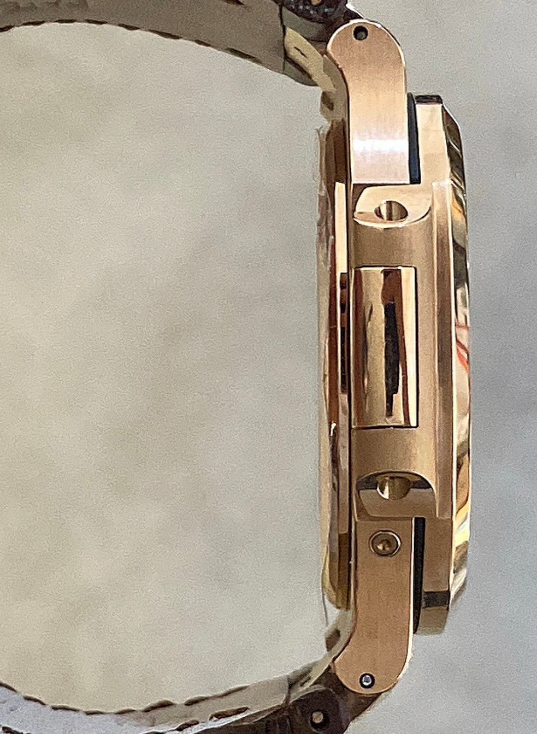 patek philippe 5712 - تطابق ١٠٠٪ ماكينة سويسري ذهب وردي عيار ١٨ طلاء بنفس درجة الباتيك جلد طبيعي  حجر زركيون مطابق للالماس