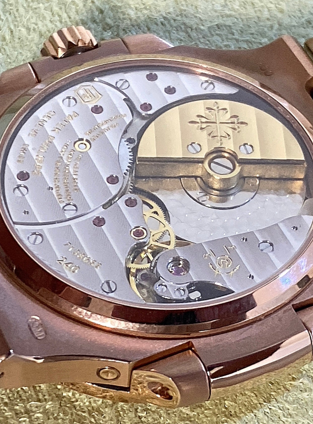 patek philippe 5712 - تطابق ١٠٠٪ ماكينة سويسري ذهب وردي عيار ١٨ طلاء بنفس درجة الباتيك جلد طبيعي  حجر زركيون مطابق للالماس