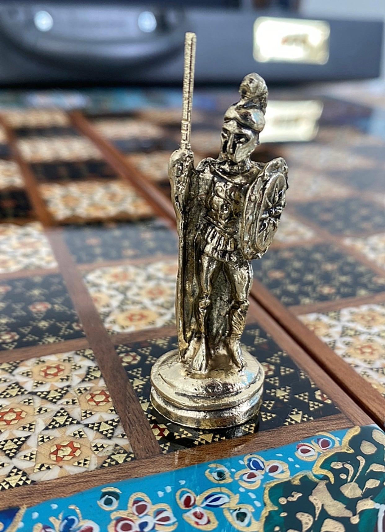 طاولي + شطرنج  زخرفة سوداء راقية صناعة يدوية - جنطة جلد فاخرة السعر بدون احجار شطرنج ٥٥٠ الف ومع احجار شطرنج ٦٥٠ الف