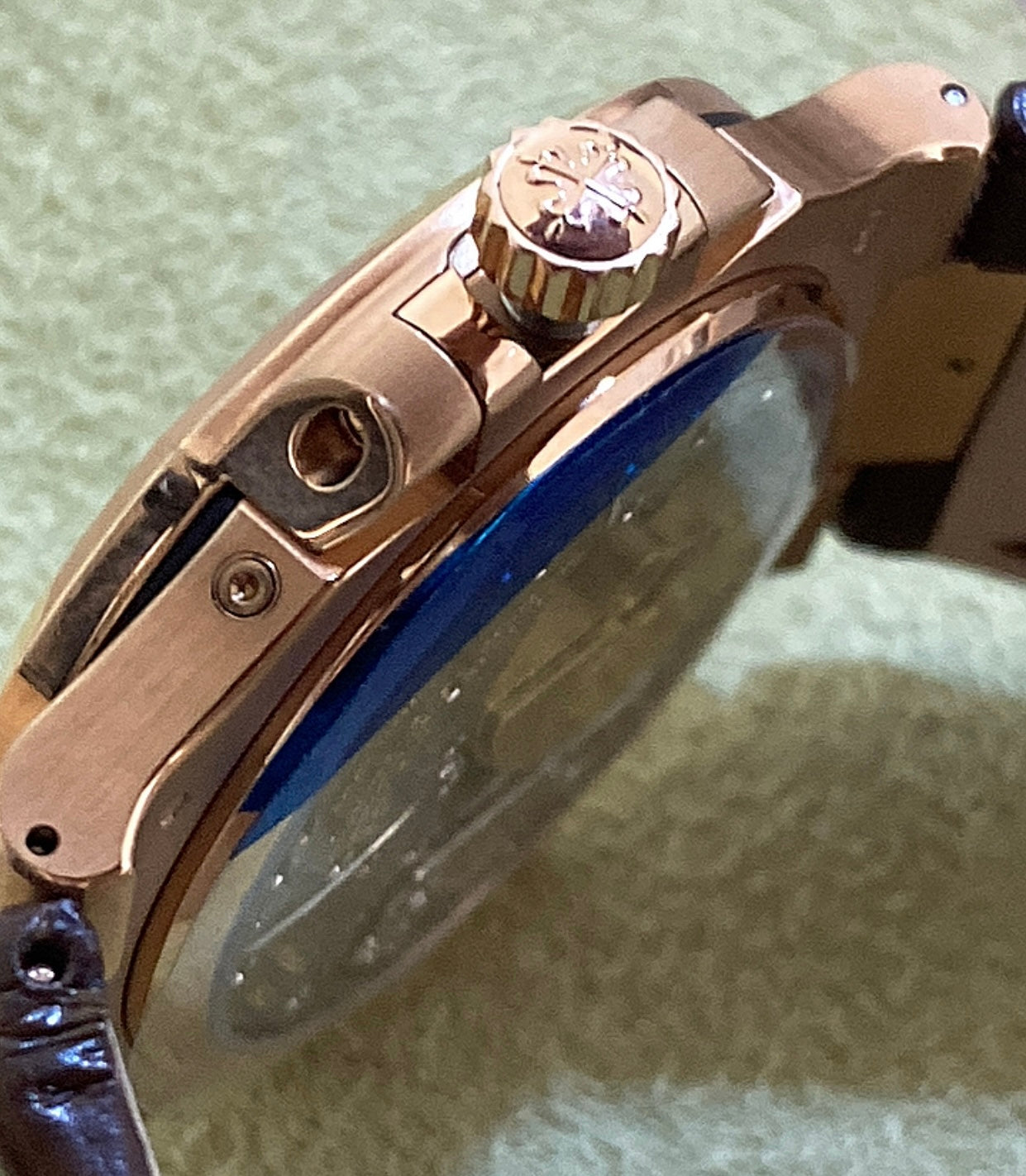 patek philippe 5712 - تطابق ١٠٠٪ ماكينة سويسري ذهب وردي عيار ١٨ طلاء بنفس درجة الباتيك جلد طبيعي  حجر زركيون مطابق للالماس