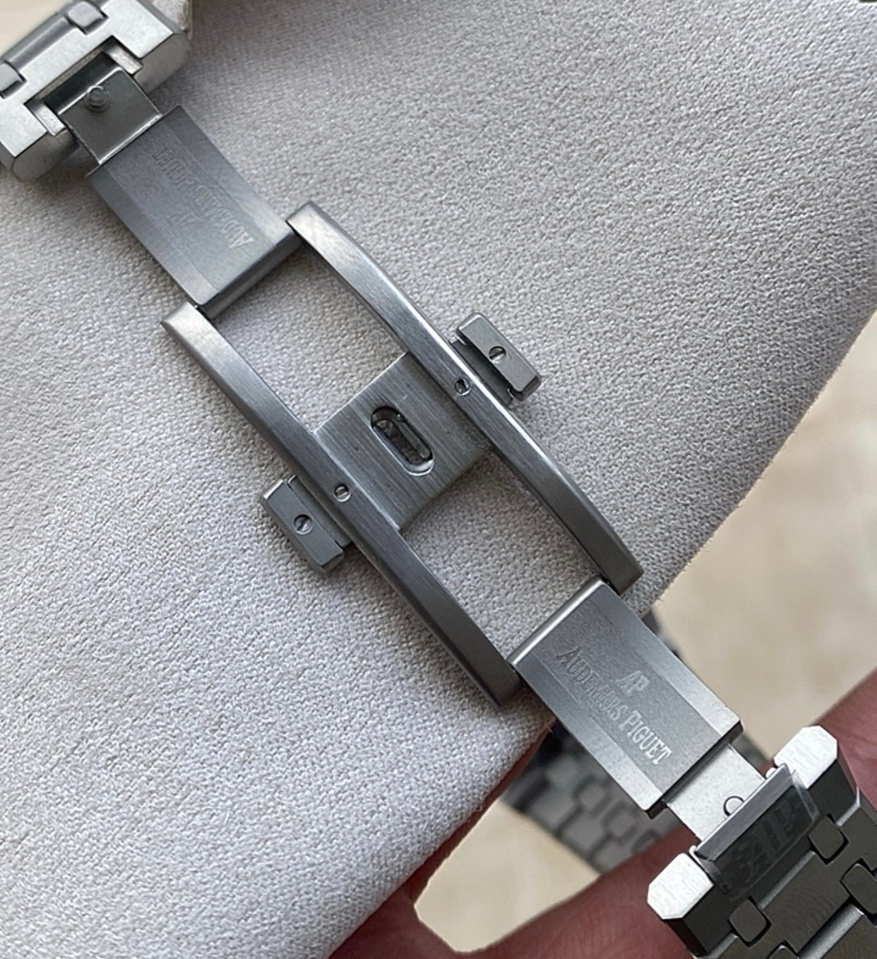 AP Royal Oak 41 mm  - اي بي رويال اوم بلاك ديل - مات فضي