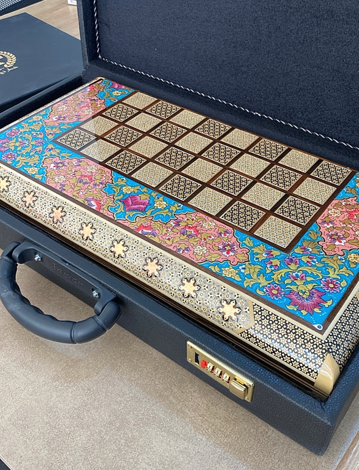 طاولي + شطرنج  زخرفة سوداء راقية صناعة يدوية - جنطة جلد فاخرة السعر بدون احجار شطرنج ٥٥٠ الف ومع احجار شطرنج ٦٥٠ الف