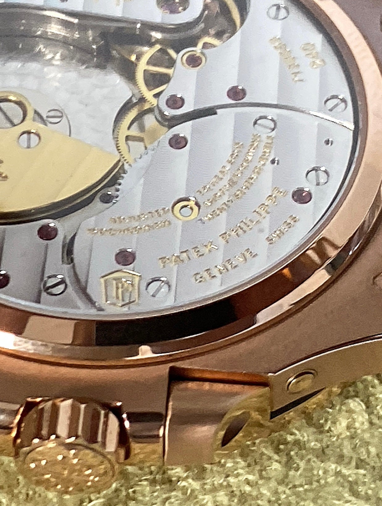 patek philippe 5712 - تطابق ١٠٠٪ ماكينة سويسري ذهب وردي عيار ١٨ طلاء بنفس درجة الباتيك جلد طبيعي  حجر زركيون مطابق للالماس