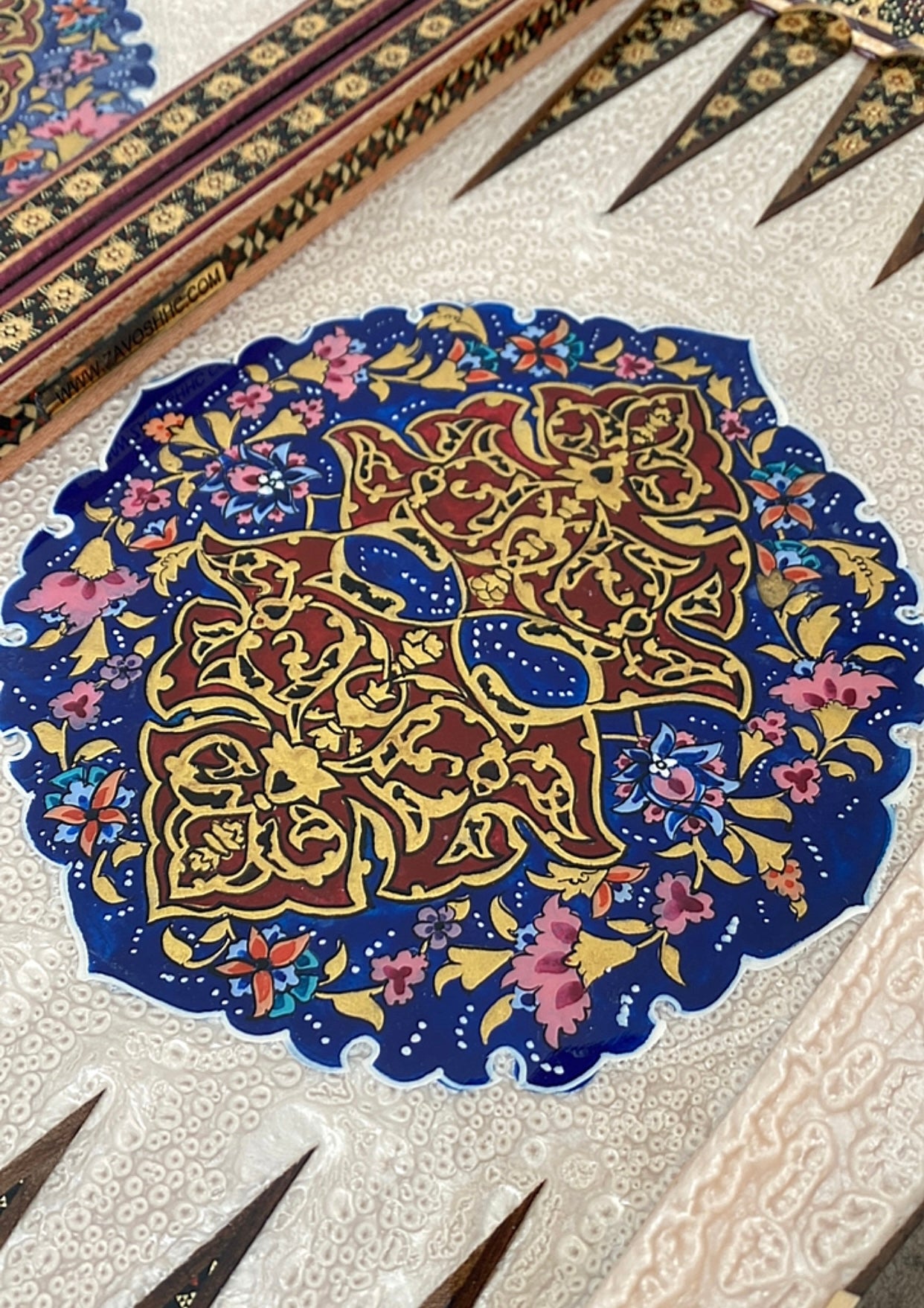 طاولي + شطرنج  زخرفة سوداء راقية صناعة يدوية - جنطة جلد فاخرة السعر بدون احجار شطرنج ٥٥٠ الف ومع احجار شطرنج ٦٥٠ الف