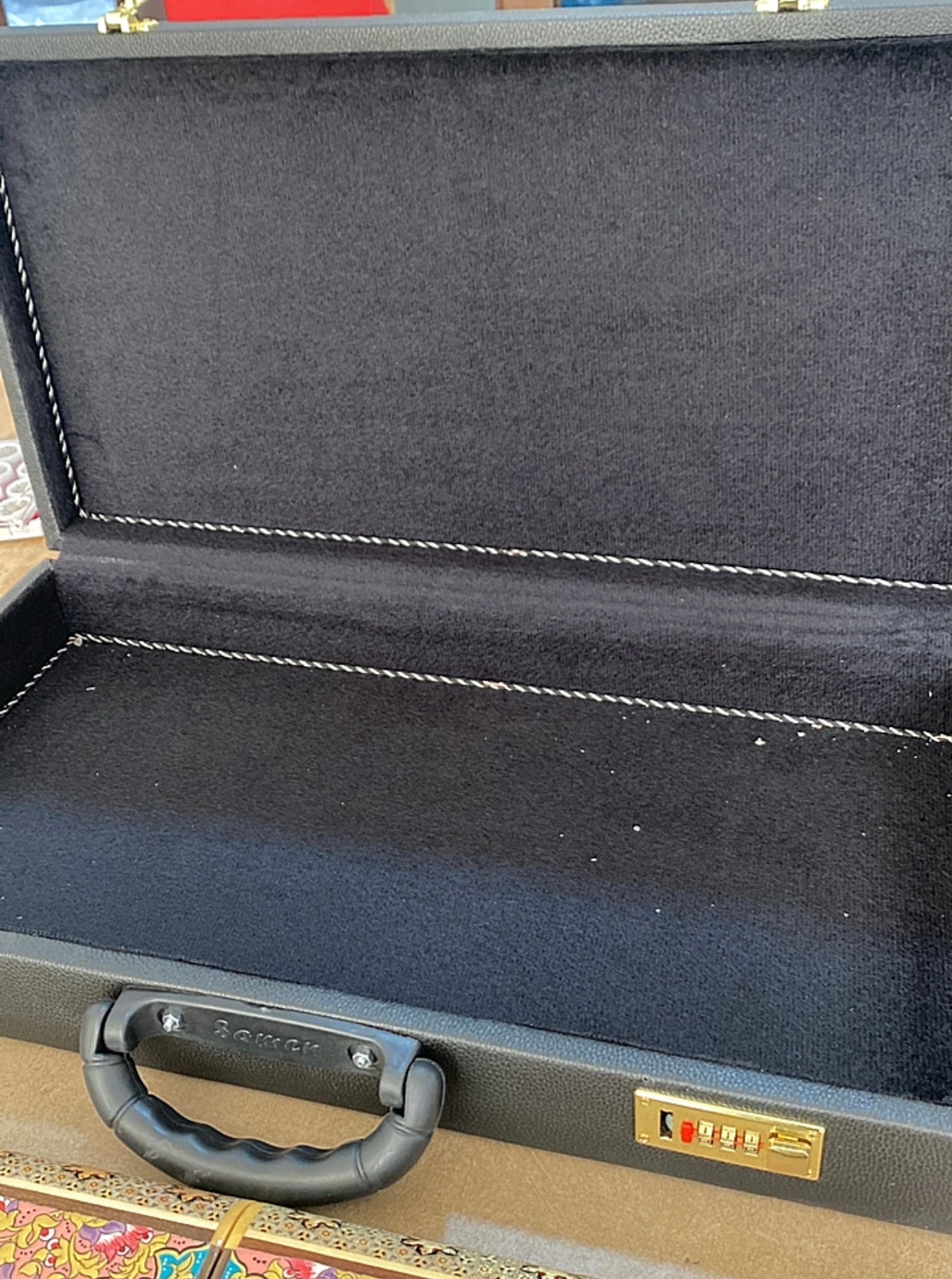 طاولي + شطرنج  زخرفة سوداء راقية صناعة يدوية - جنطة جلد فاخرة السعر بدون احجار شطرنج ٥٥٠ الف ومع احجار شطرنج ٦٥٠ الف