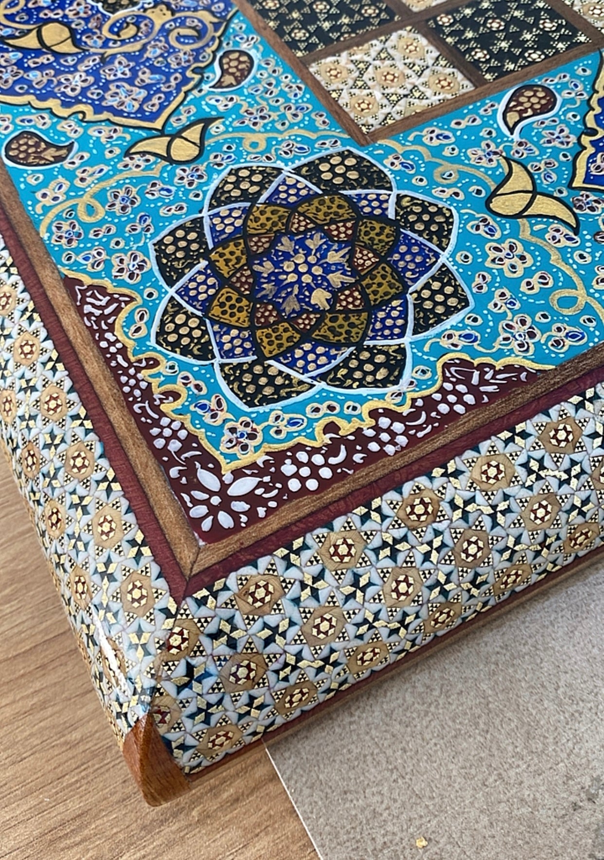 طاولي + شطرنج  زخرفة سوداء راقية صناعة يدوية - جنطة جلد فاخرة السعر بدون احجار شطرنج ٥٥٠ الف ومع احجار شطرنج ٦٥٠ الف