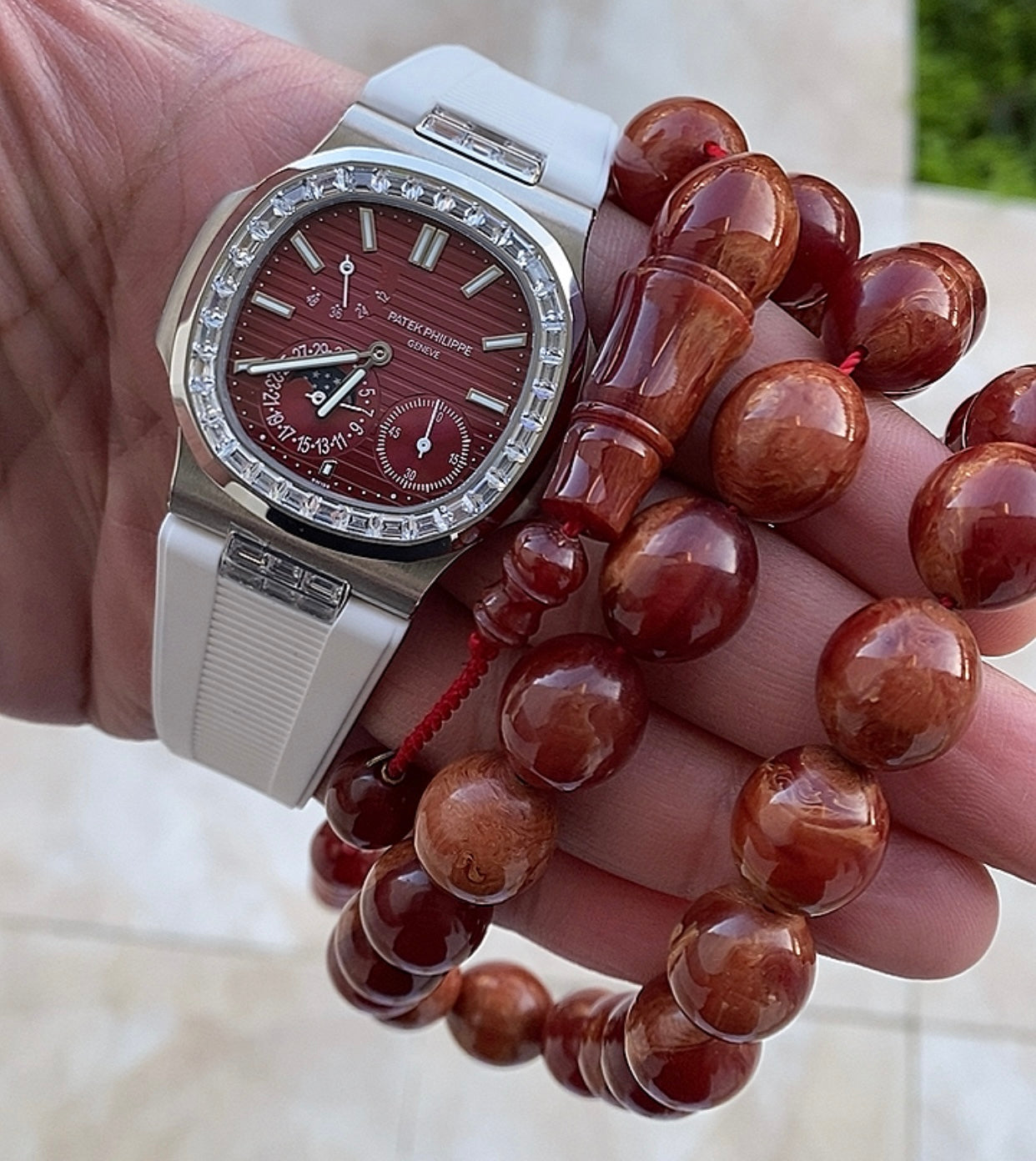 باتيك نوتلس مينا عنابي لوكالة قطر + سبحة سندلوس حجر قديم لون حجرها عنابي مقارب للمينا ( السبحة هدية لانه ذوقك بالساعات رفيع جدا )