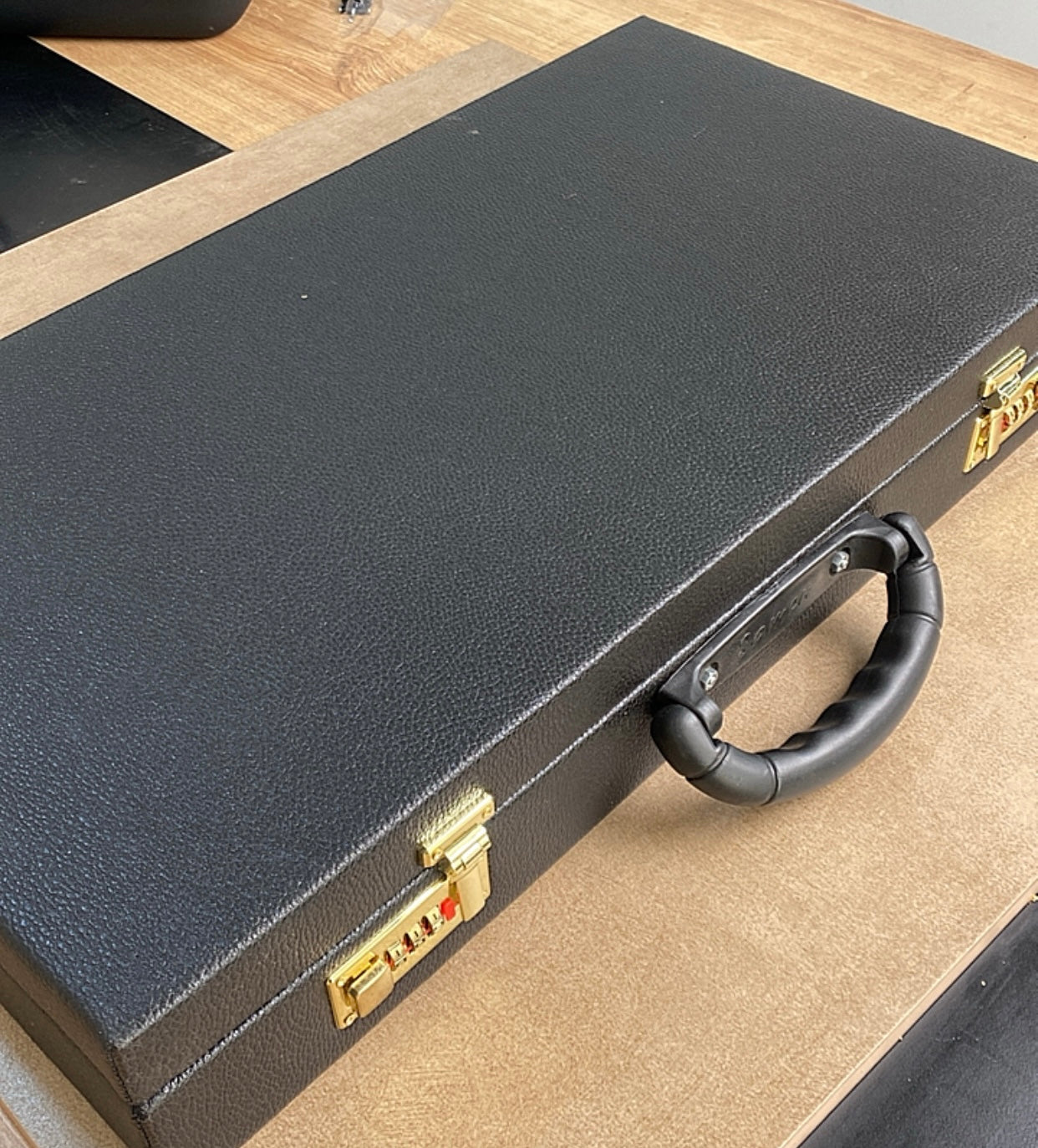 طاولي + شطرنج  زخرفة سوداء راقية صناعة يدوية - جنطة جلد فاخرة السعر بدون احجار شطرنج ٥٥٠ الف ومع احجار شطرنج ٦٥٠ الف