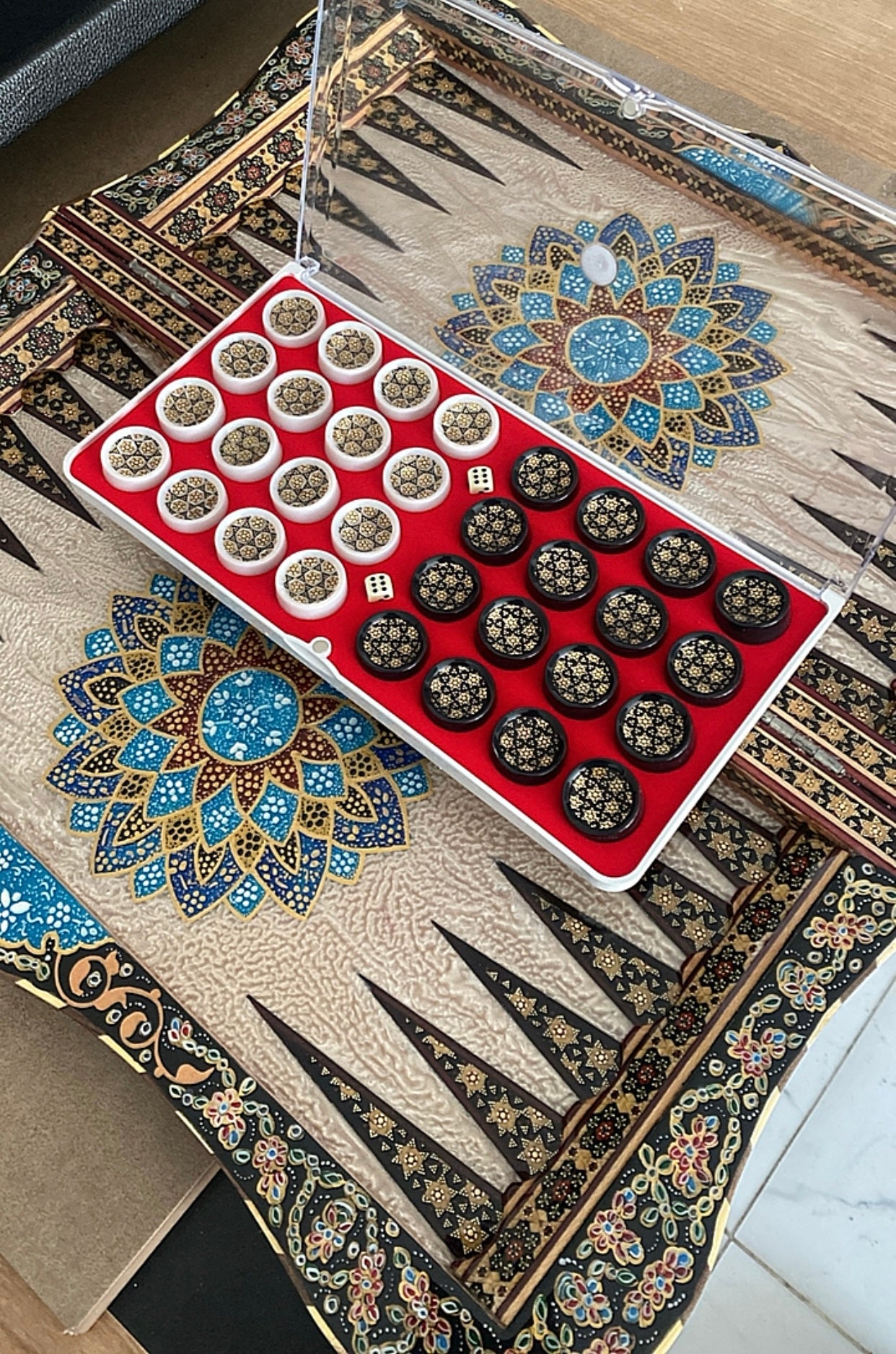 طاولي + شطرنج  زخرفة سوداء راقية صناعة يدوية - جنطة جلد فاخرة السعر بدون احجار شطرنج ٥٥٠ الف ومع احجار شطرنج ٦٥٠ الف