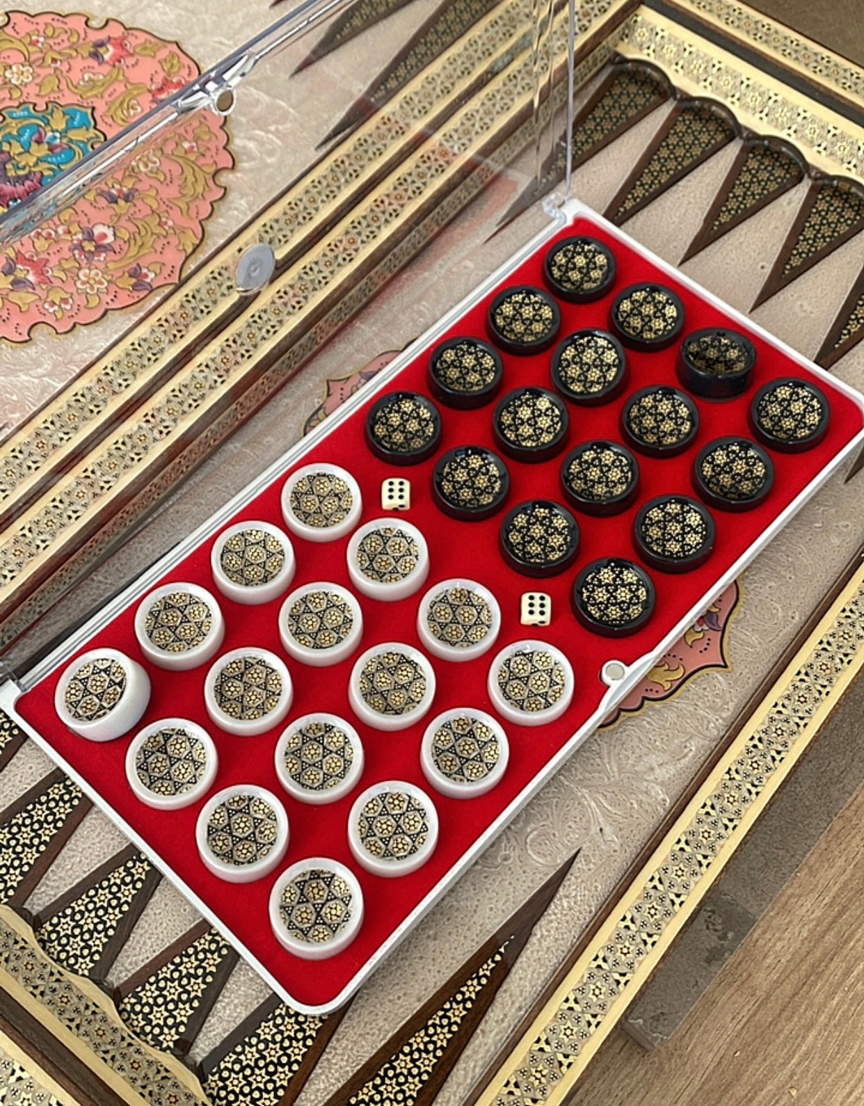 طاولي + شطرنج  زخرفة سوداء راقية صناعة يدوية - جنطة جلد فاخرة السعر بدون احجار شطرنج ٥٥٠ الف ومع احجار شطرنج ٦٥٠ الف