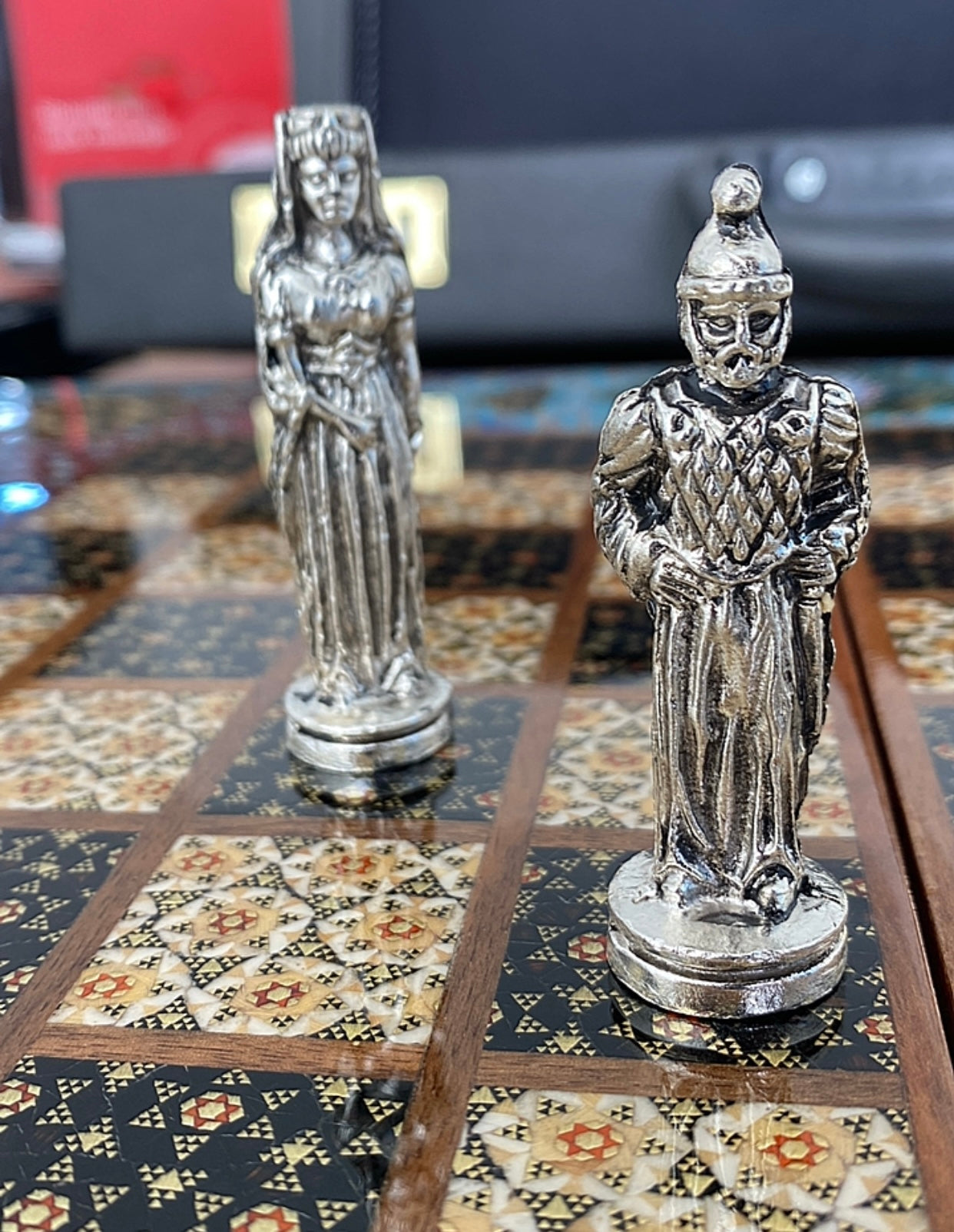 طاولي + شطرنج  زخرفة سوداء راقية صناعة يدوية - جنطة جلد فاخرة السعر بدون احجار شطرنج ٥٥٠ الف ومع احجار شطرنج ٦٥٠ الف