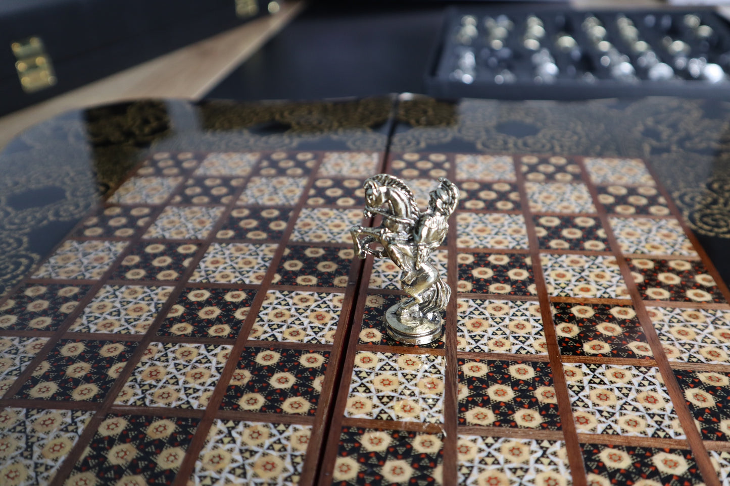 طاولي + شطرنج  زخرفة سوداء راقية صناعة يدوية - جنطة جلد فاخرة السعر بدون احجار شطرنج ٥٥٠ الف ومع احجار شطرنج ٦٥٠ الف