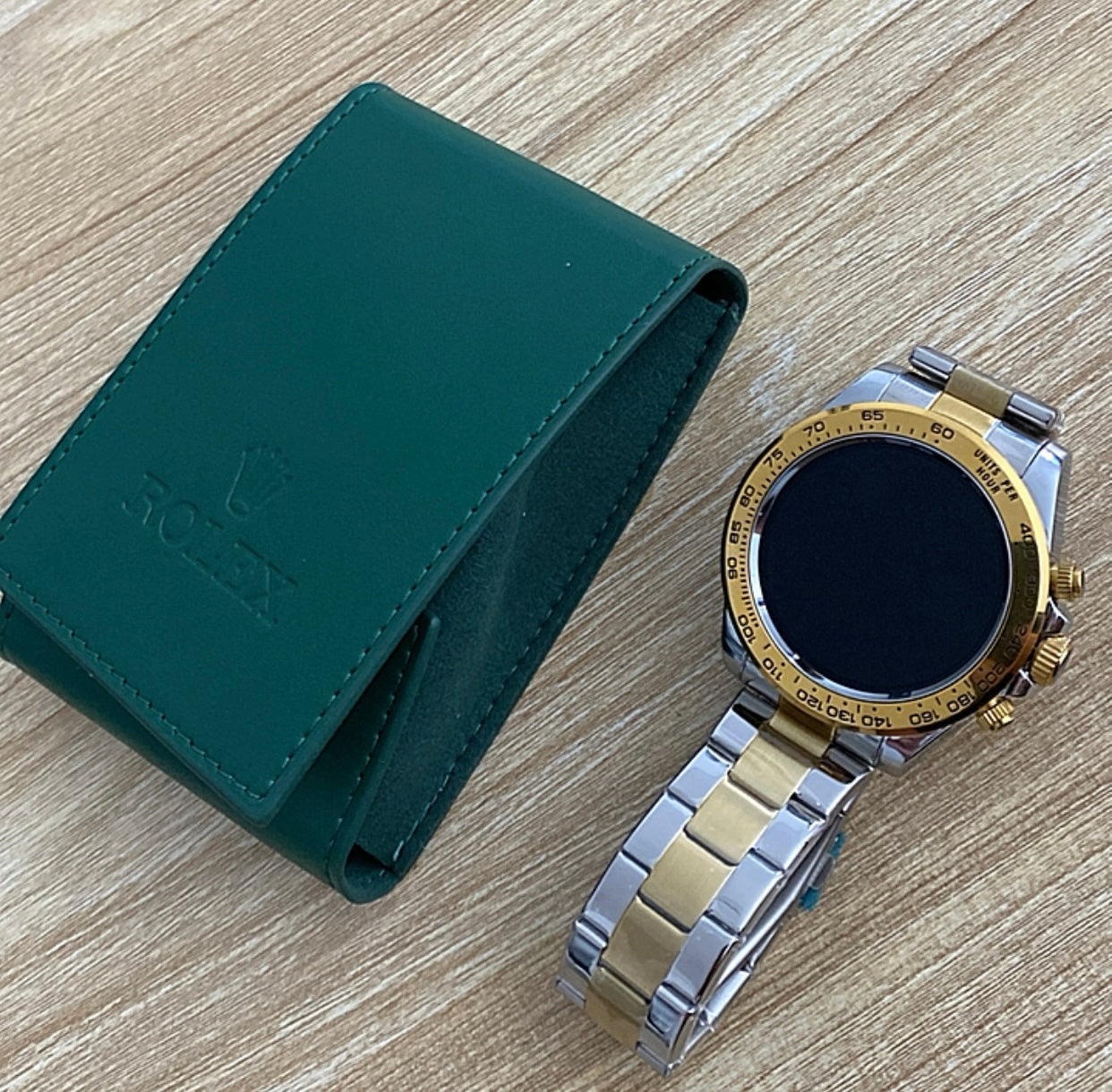 ساعة رجال الأعمال الدكية