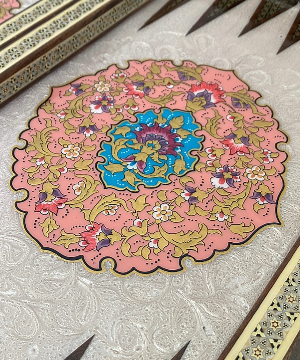 طاولي + شطرنج  زخرفة سوداء راقية صناعة يدوية - جنطة جلد فاخرة السعر بدون احجار شطرنج ٥٥٠ الف ومع احجار شطرنج ٦٥٠ الف