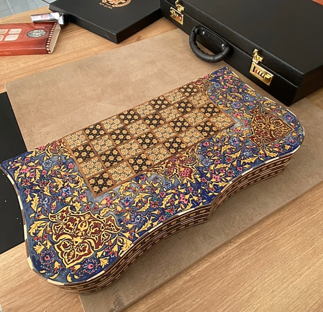 طاولي + شطرنج  زخرفة سوداء راقية صناعة يدوية - جنطة جلد فاخرة السعر بدون احجار شطرنج ٥٥٠ الف ومع احجار شطرنج ٦٥٠ الف