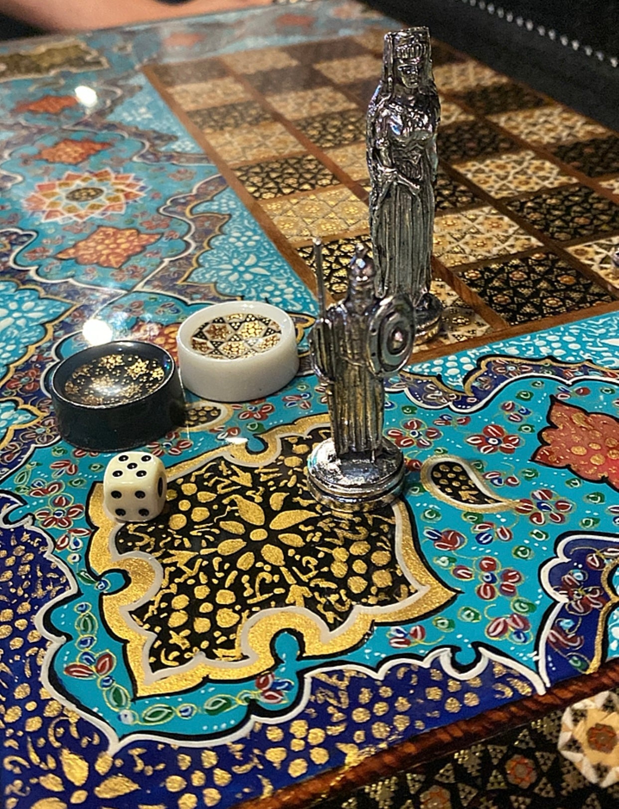 طاولي و شطرنج صناعة يدوي - تحفة فنية متوفر حبة واحدة من هذا التصميم فقط