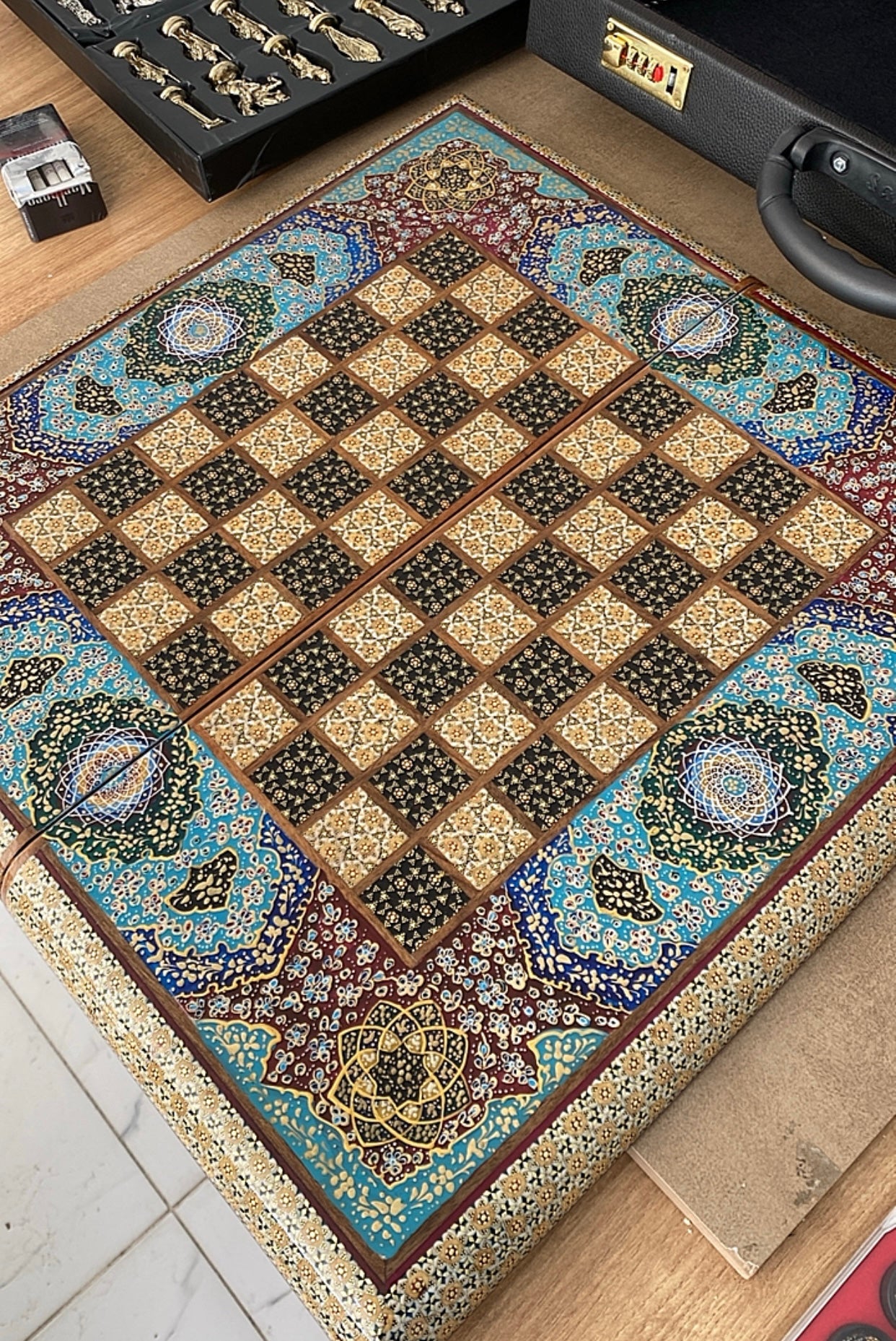 طاولي + شطرنج  زخرفة سوداء راقية صناعة يدوية - جنطة جلد فاخرة السعر بدون احجار شطرنج ٥٥٠ الف ومع احجار شطرنج ٦٥٠ الف