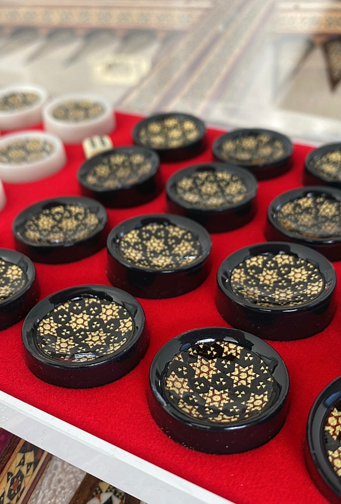 طاولي + شطرنج  زخرفة سوداء راقية صناعة يدوية - جنطة جلد فاخرة السعر بدون احجار شطرنج ٥٥٠ الف ومع احجار شطرنج ٦٥٠ الف