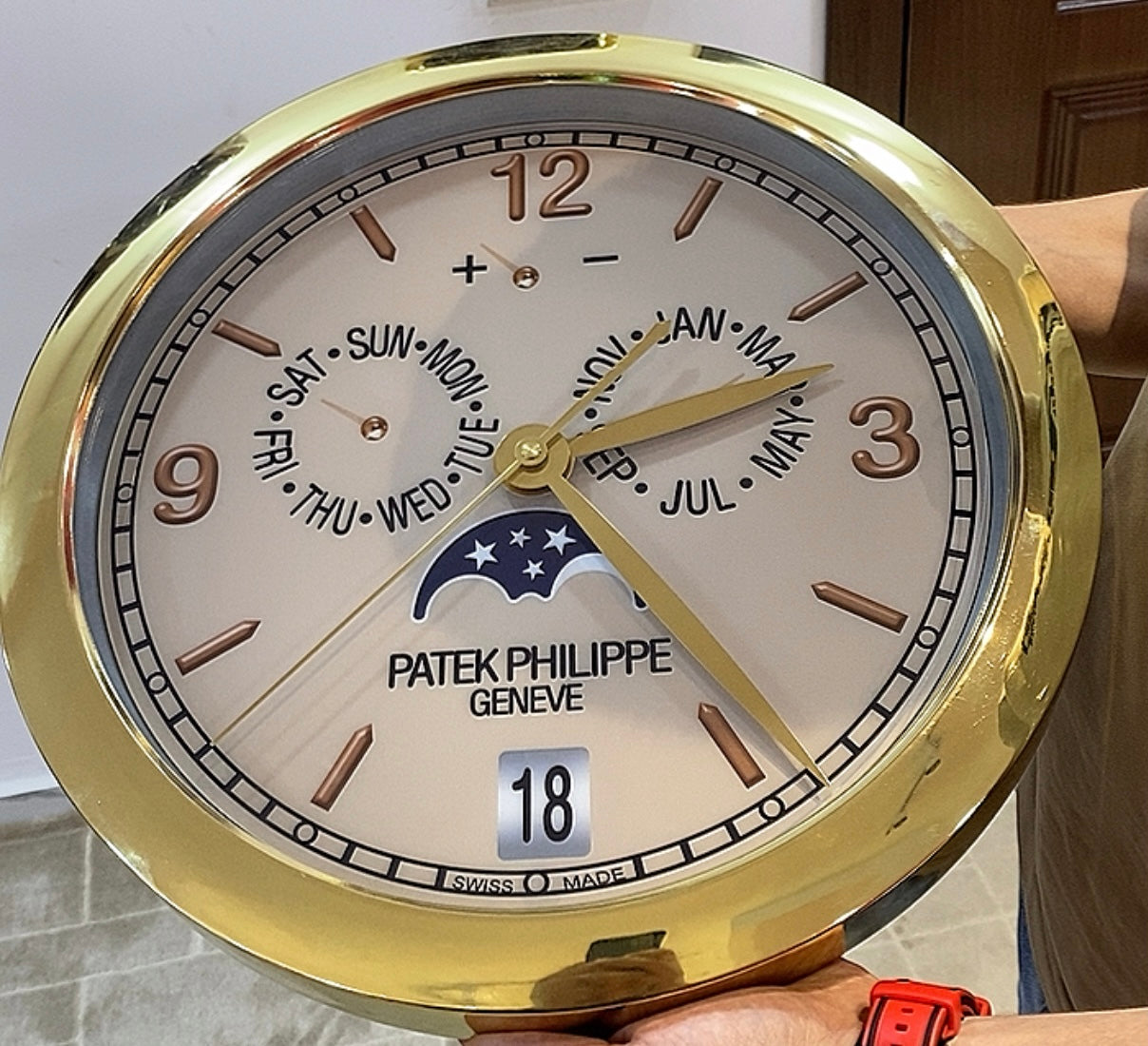 باتيك فيليب ساعة لاحائط اطار ذهبي