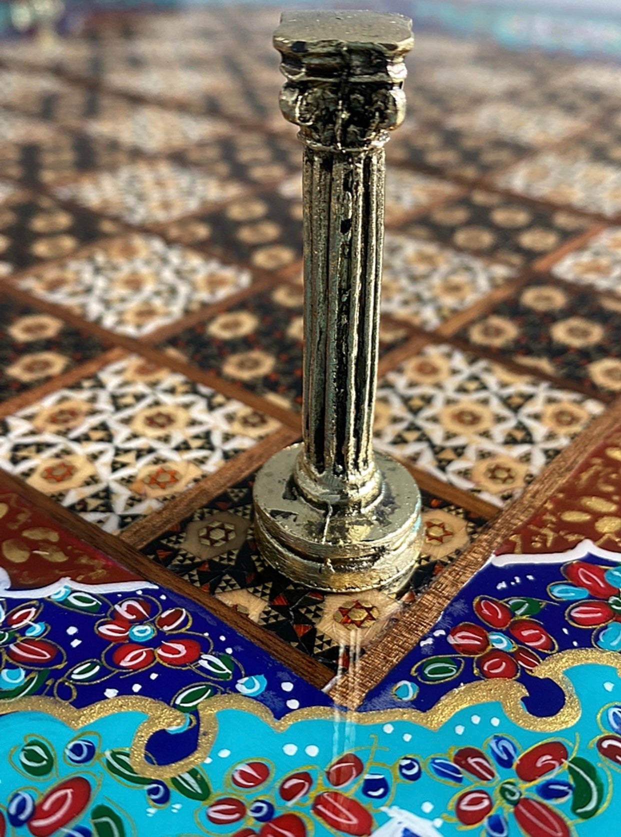 طاولي + شطرنج  زخرفة سوداء راقية صناعة يدوية - جنطة جلد فاخرة السعر بدون احجار شطرنج ٥٥٠ الف ومع احجار شطرنج ٦٥٠ الف