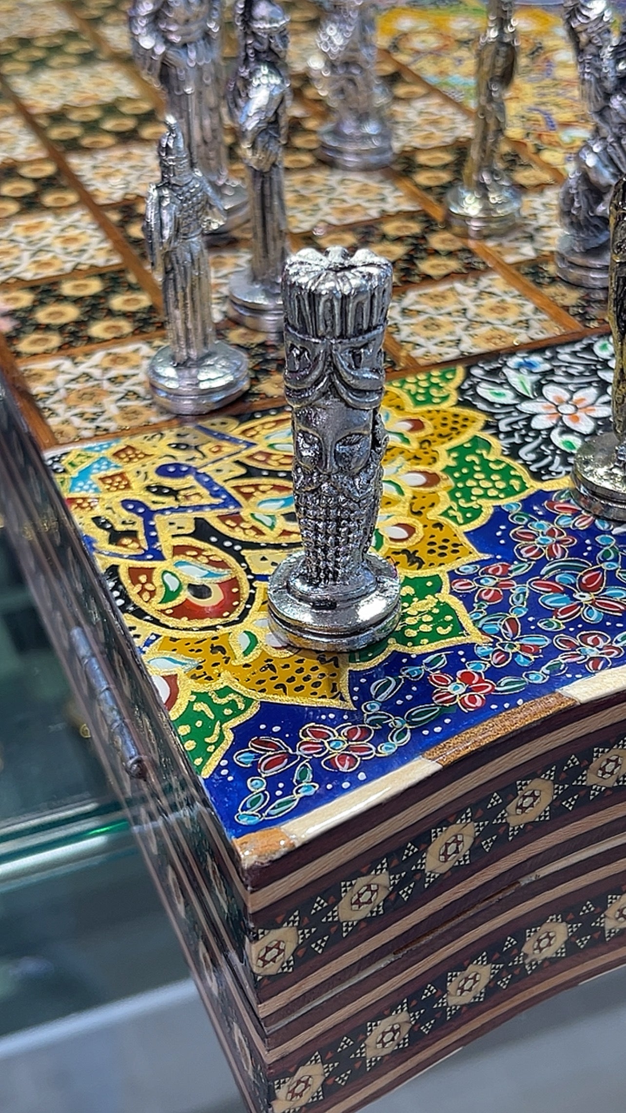 السعر الف دينار اردني طاولي صناعة يدويه بالكامل قطعه واحده مع جنود براص واحجار الطاولي واحده فقط الرجاء عدم الاحراج