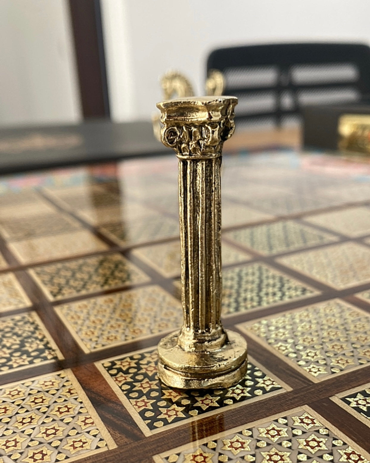 طاولي + شطرنج  زخرفة سوداء راقية صناعة يدوية - جنطة جلد فاخرة السعر بدون احجار شطرنج ٥٥٠ الف ومع احجار شطرنج ٦٥٠ الف