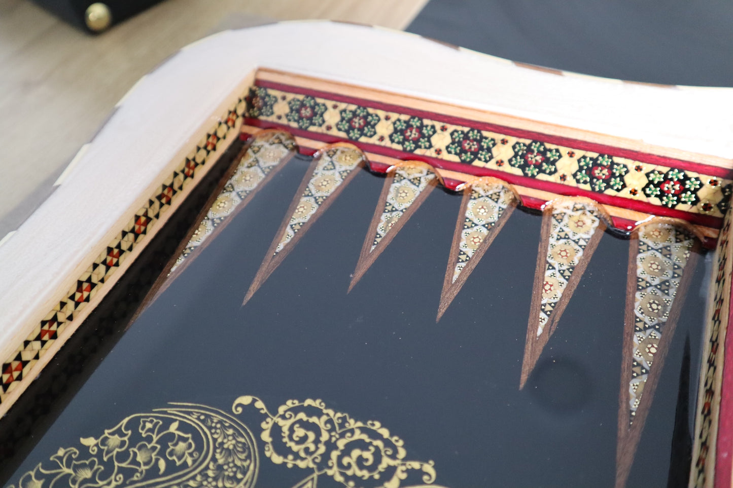 طاولي + شطرنج  زخرفة سوداء راقية صناعة يدوية - جنطة جلد فاخرة السعر بدون احجار شطرنج ٥٥٠ الف ومع احجار شطرنج ٦٥٠ الف