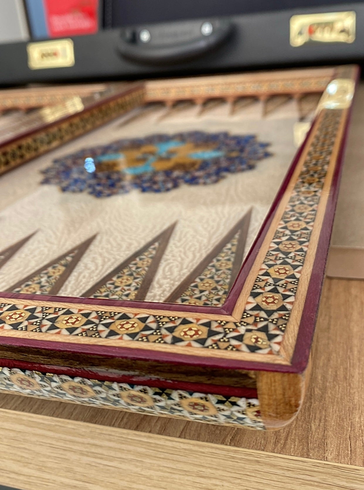 طاولي + شطرنج  زخرفة سوداء راقية صناعة يدوية - جنطة جلد فاخرة السعر بدون احجار شطرنج ٥٥٠ الف ومع احجار شطرنج ٦٥٠ الف