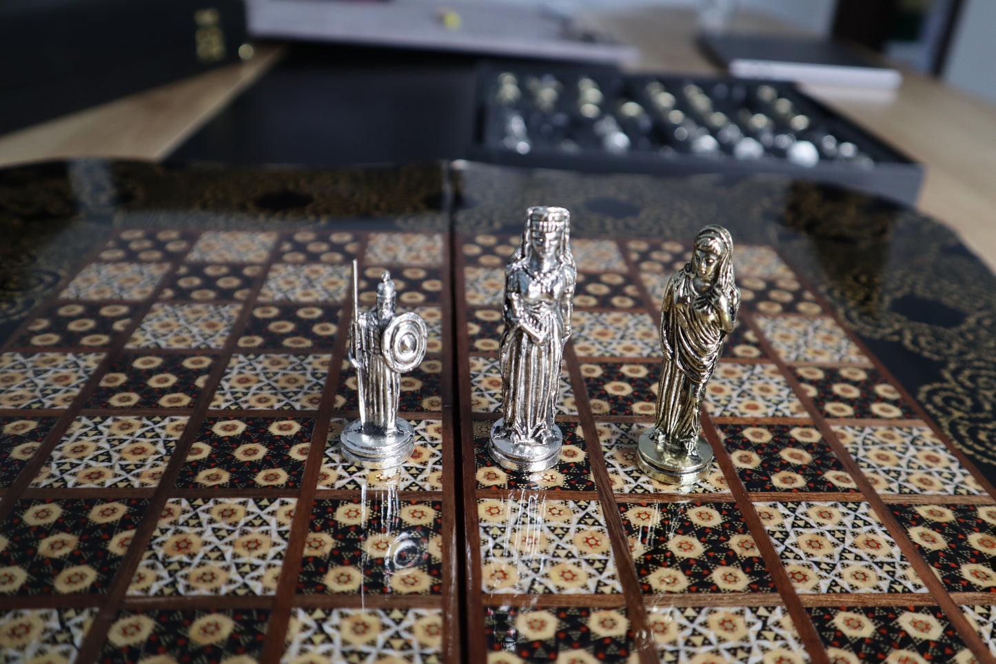 طاولي + شطرنج  زخرفة سوداء راقية صناعة يدوية - جنطة جلد فاخرة السعر بدون احجار شطرنج ٥٥٠ الف ومع احجار شطرنج ٦٥٠ الف