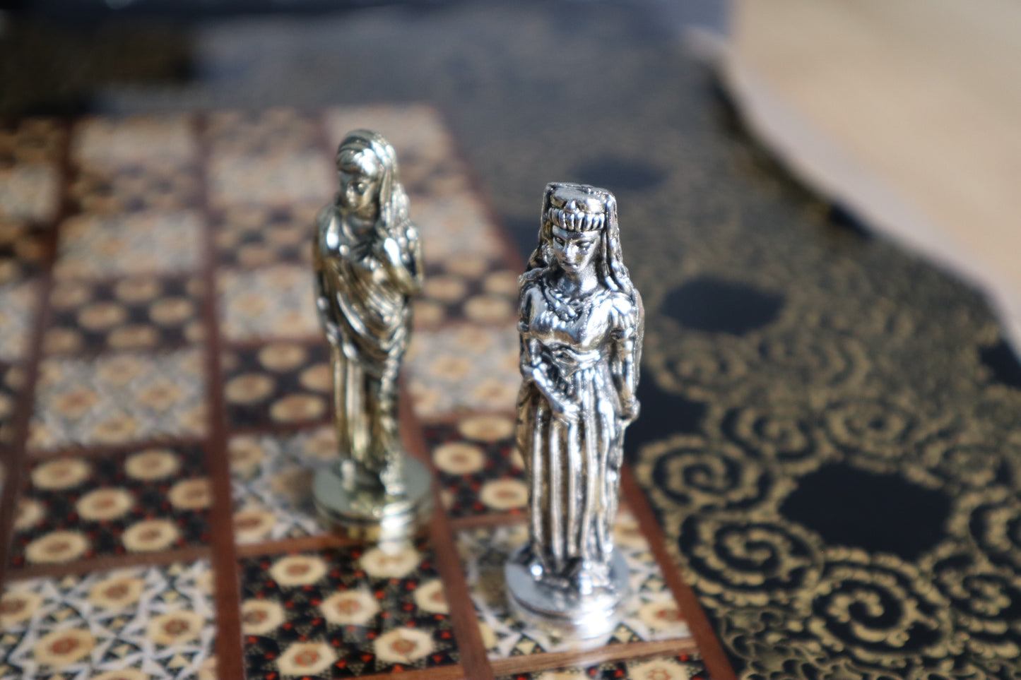 طاولي + شطرنج  زخرفة سوداء راقية صناعة يدوية - جنطة جلد فاخرة السعر بدون احجار شطرنج ٥٥٠ الف ومع احجار شطرنج ٦٥٠ الف