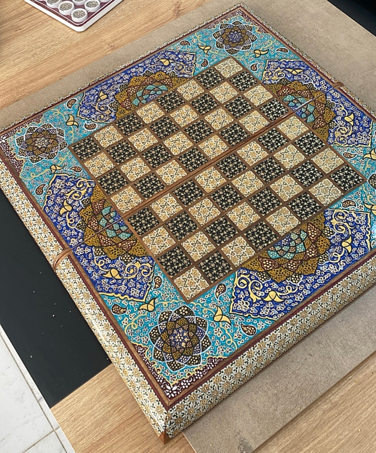 طاولي + شطرنج  زخرفة سوداء راقية صناعة يدوية - جنطة جلد فاخرة السعر بدون احجار شطرنج ٥٥٠ الف ومع احجار شطرنج ٦٥٠ الف