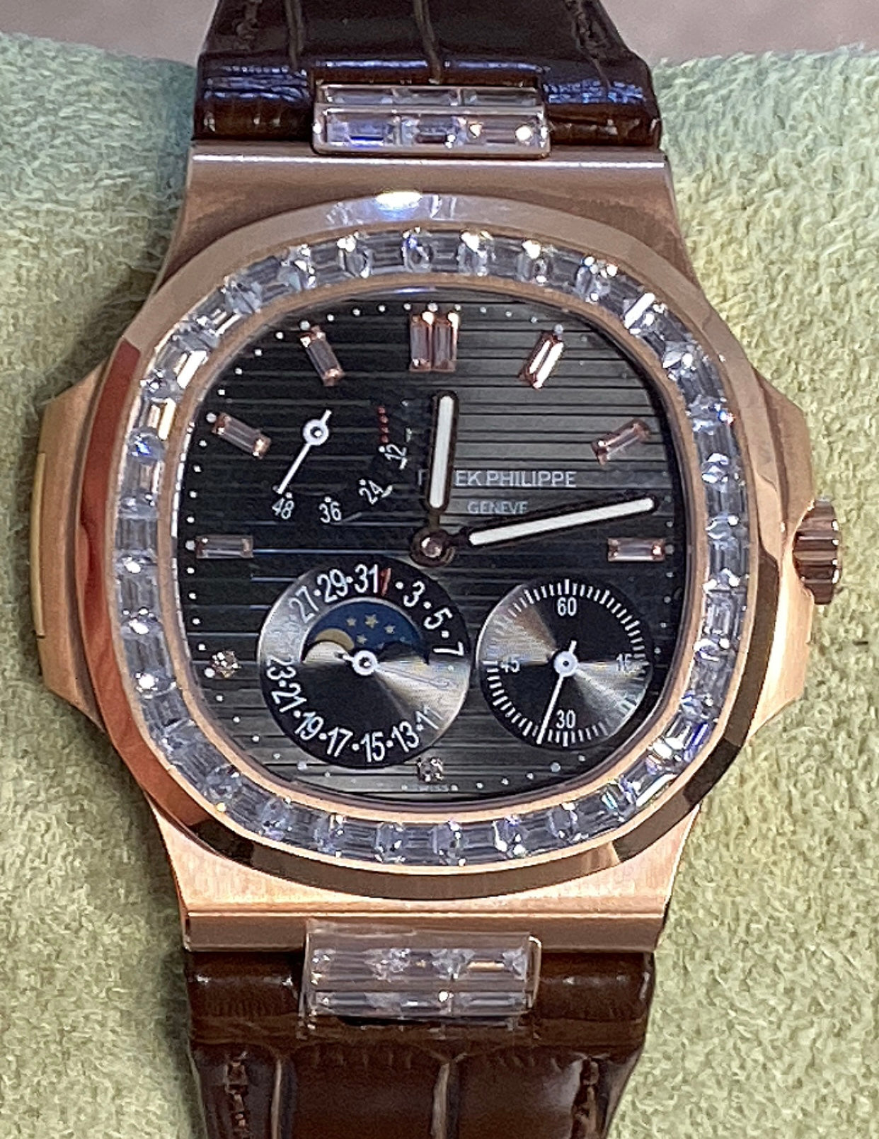 patek philippe 5712 - تطابق ١٠٠٪ ماكينة سويسري ذهب وردي عيار ١٨ طلاء بنفس درجة الباتيك جلد طبيعي  حجر زركيون مطابق للالماس