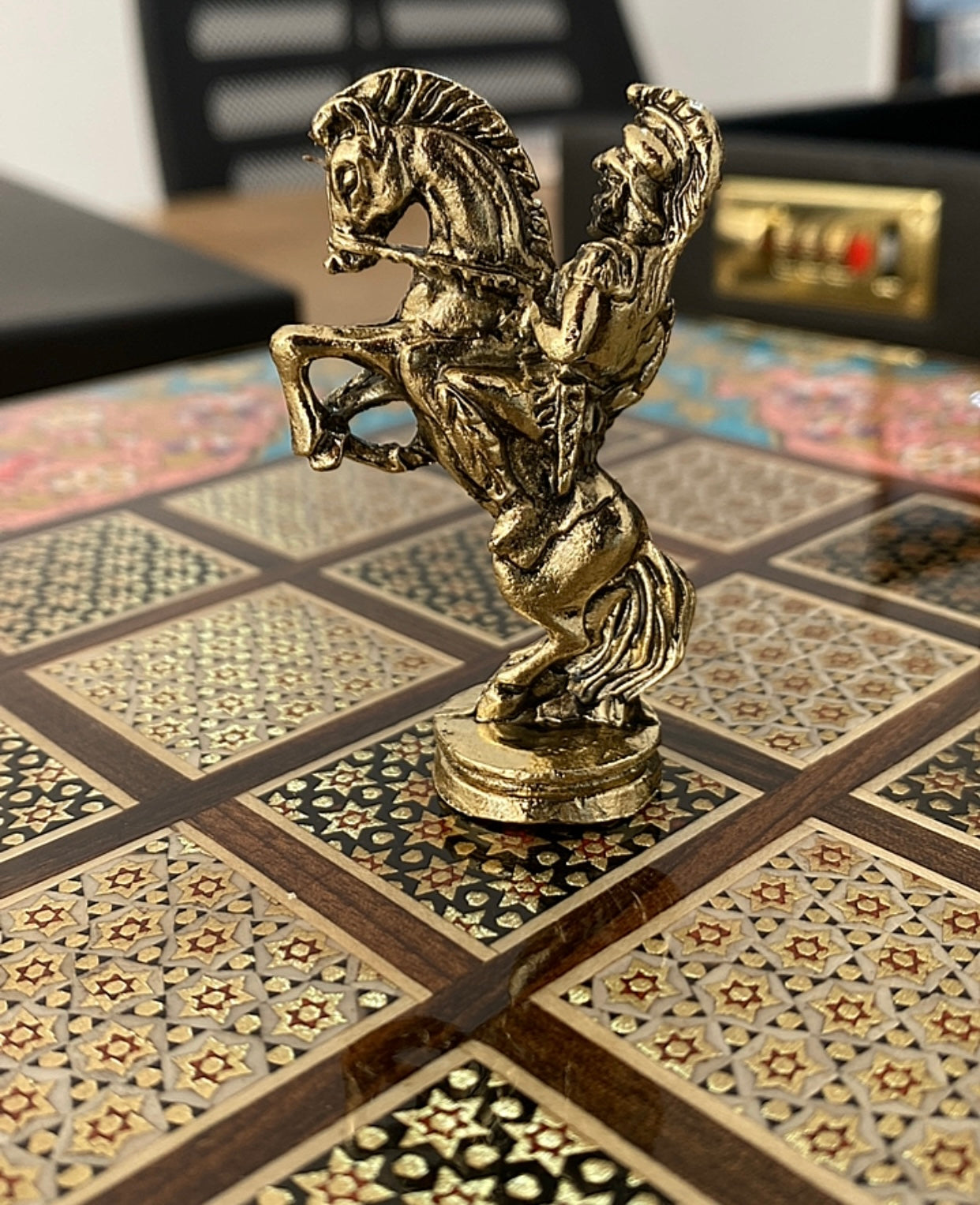 طاولي + شطرنج  زخرفة سوداء راقية صناعة يدوية - جنطة جلد فاخرة السعر بدون احجار شطرنج ٥٥٠ الف ومع احجار شطرنج ٦٥٠ الف