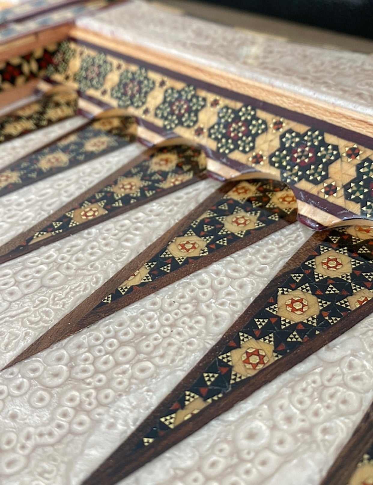 طاولي + شطرنج  زخرفة سوداء راقية صناعة يدوية - جنطة جلد فاخرة السعر بدون احجار شطرنج ٥٥٠ الف ومع احجار شطرنج ٦٥٠ الف