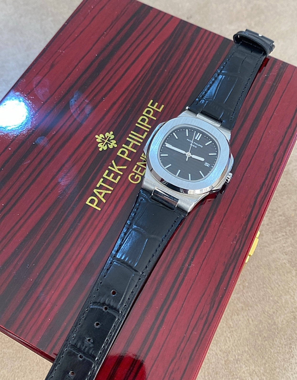 40.5 mm باتيك فيليب نوتلس - جلد داخل اسود - كلين تايتل