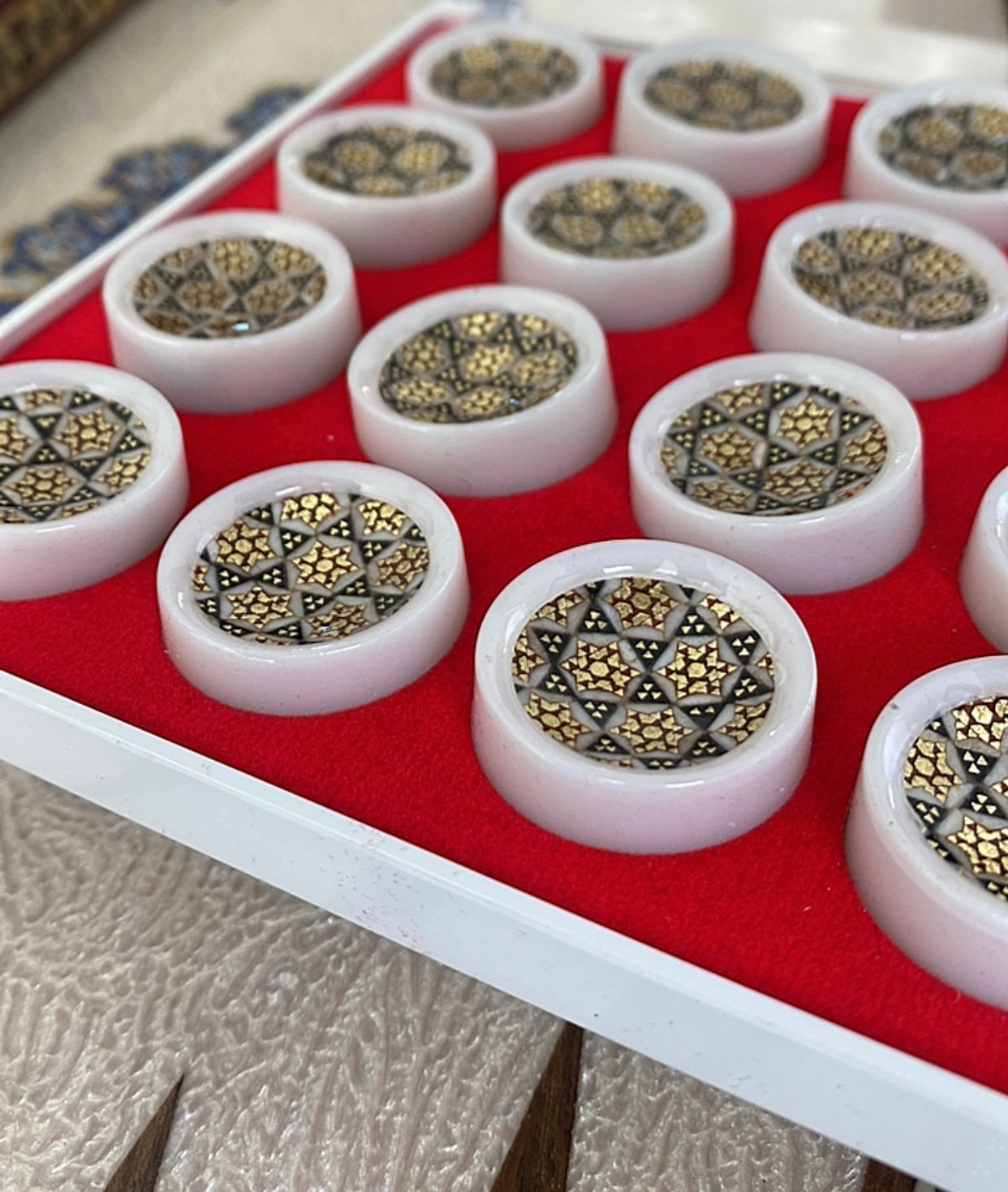 طاولي + شطرنج  زخرفة سوداء راقية صناعة يدوية - جنطة جلد فاخرة السعر بدون احجار شطرنج ٥٥٠ الف ومع احجار شطرنج ٦٥٠ الف