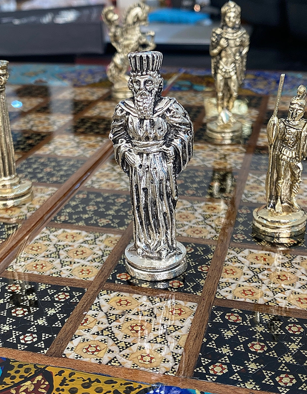 طاولي + شطرنج  زخرفة سوداء راقية صناعة يدوية - جنطة جلد فاخرة السعر بدون احجار شطرنج ٥٥٠ الف ومع احجار شطرنج ٦٥٠ الف