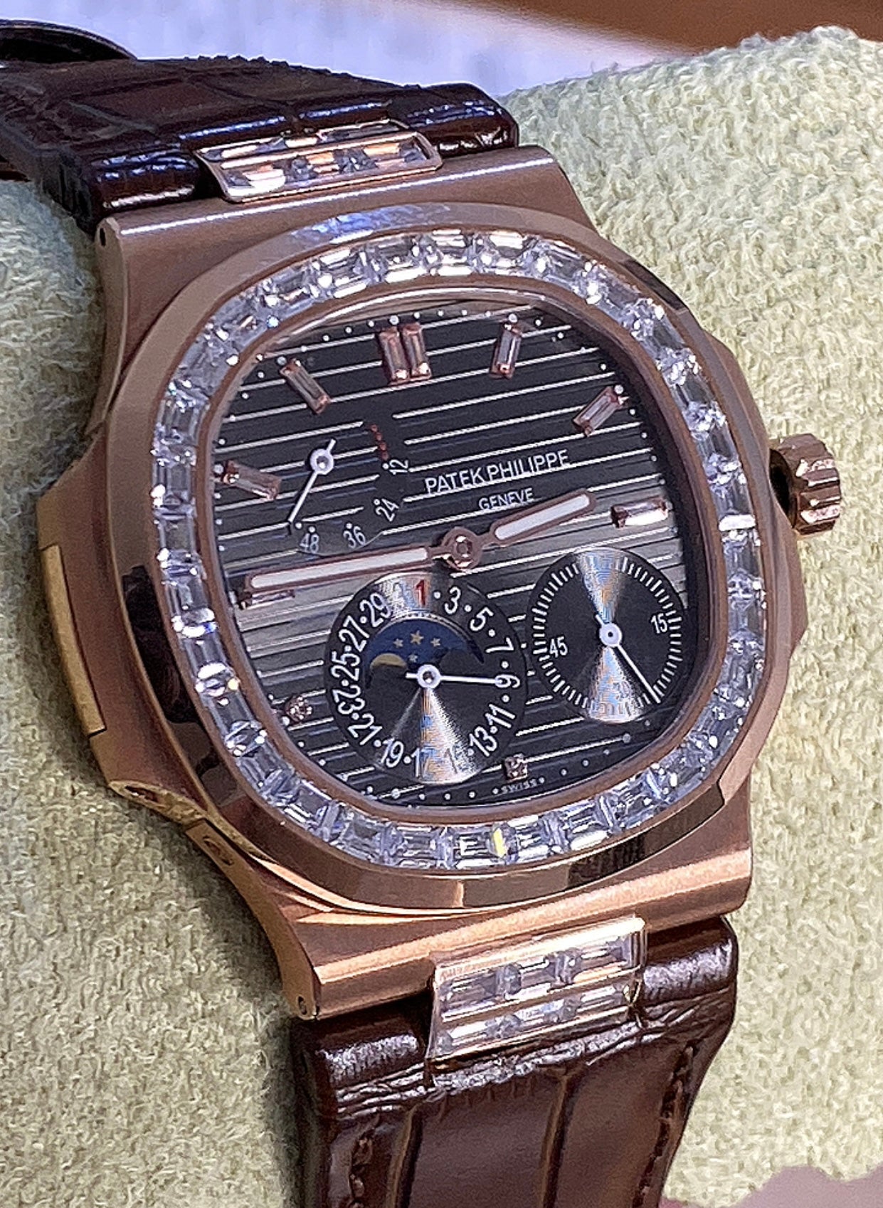 patek philippe 5712 - تطابق ١٠٠٪ ماكينة سويسري ذهب وردي عيار ١٨ طلاء بنفس درجة الباتيك جلد طبيعي  حجر زركيون مطابق للالماس